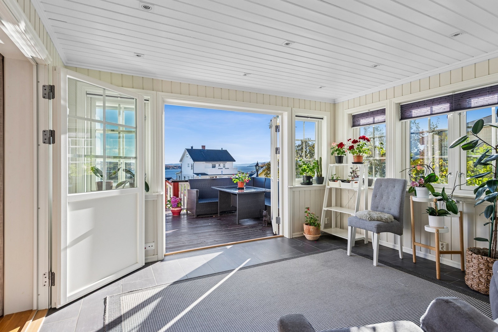 Fra stuen er det tilgang til en innglasset balkong på 14 m², som kan åpnes opp. Galleribilde