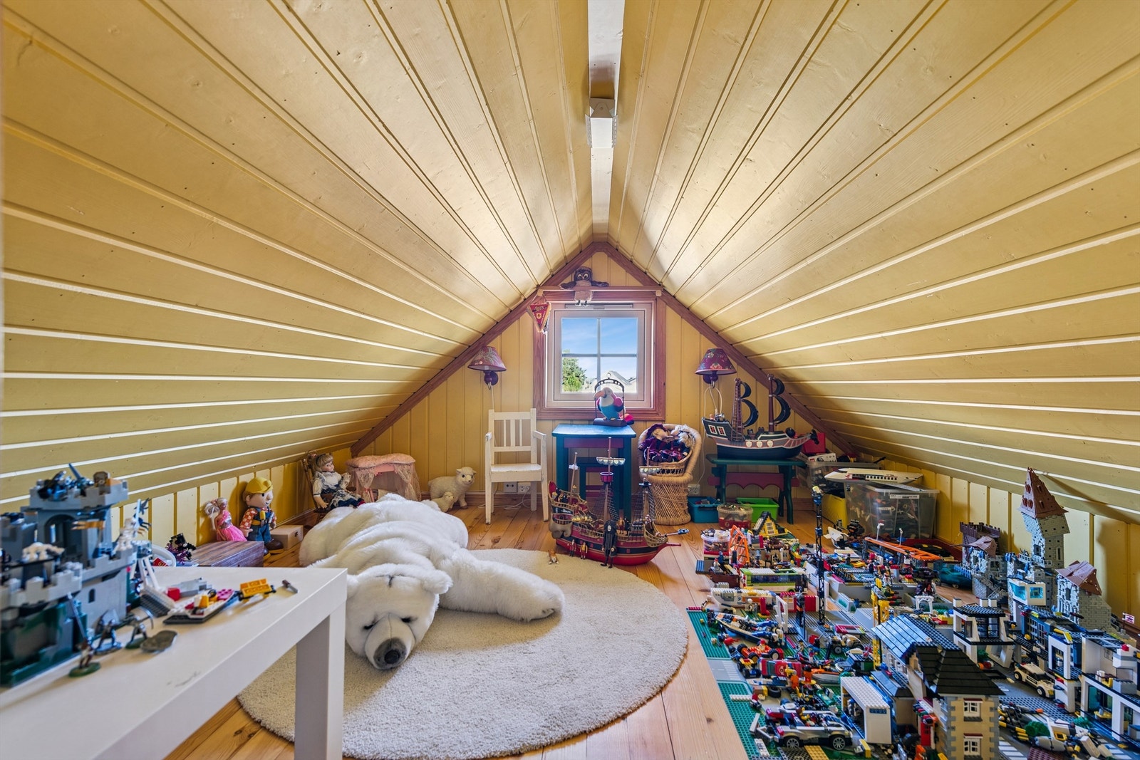 Loftet er et allsidig rom, ideelt for oppbevaring. Galleribilde