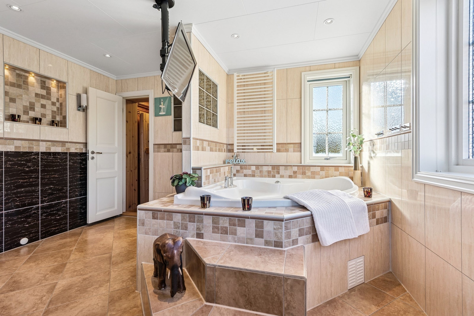 For ekstra komfort er det både vannbåren gulvvarme og elektriske varmekabler på badet. Fra badet er det adkomst til en badstue. Galleribilde