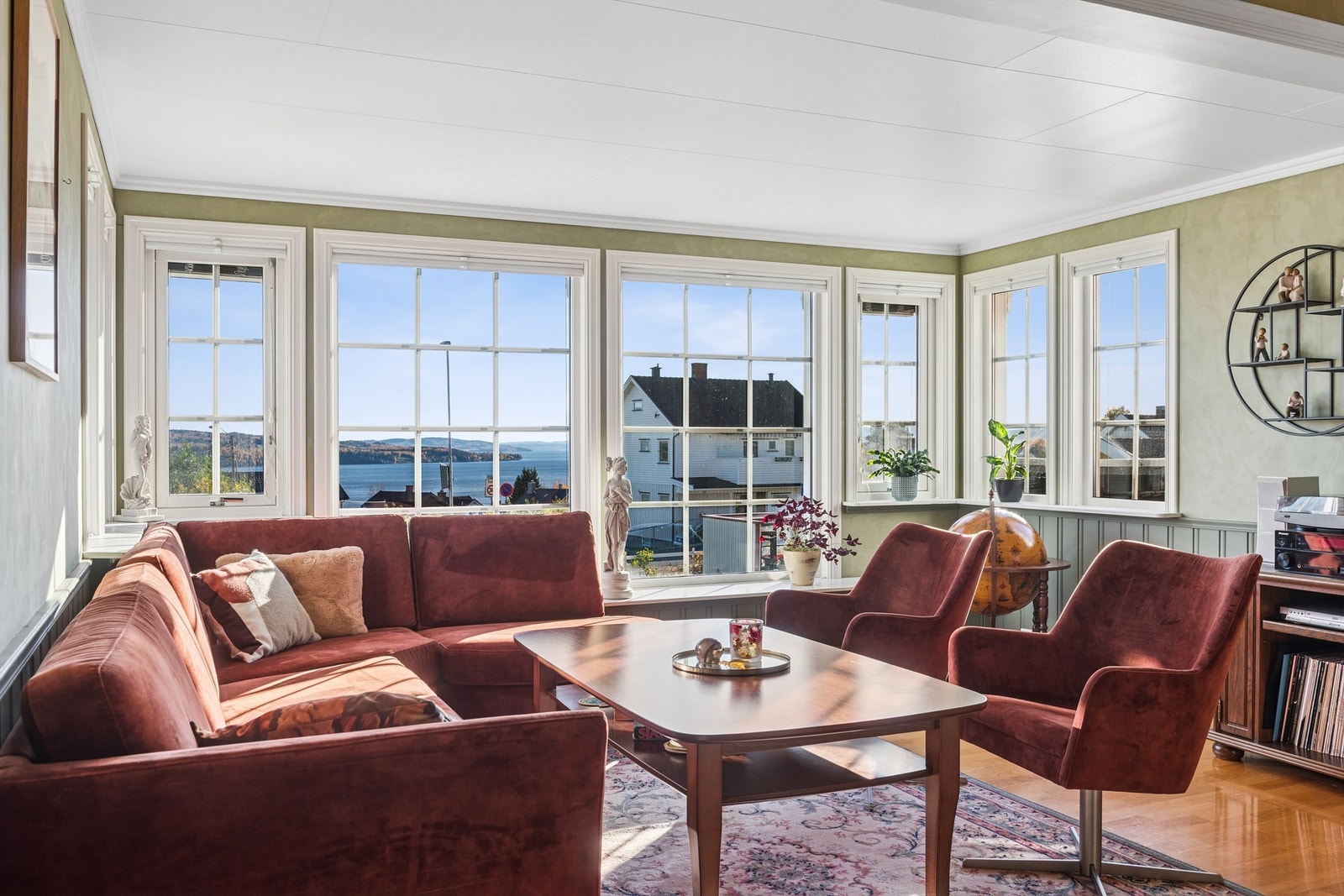 Gjennomgående vindusflater gir rikelig med dagslys og rammer inn utsikten mot Mjøsa. Galleribilde