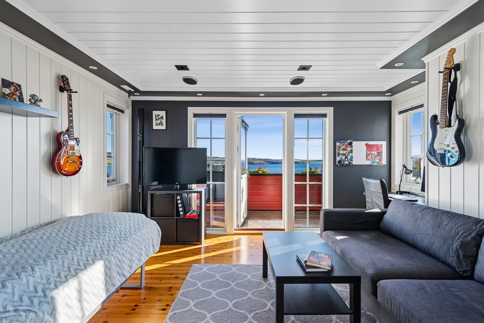 Fra dette soverommet er det også utgang til en takoverbygget balkong på 6 m². Galleribilde