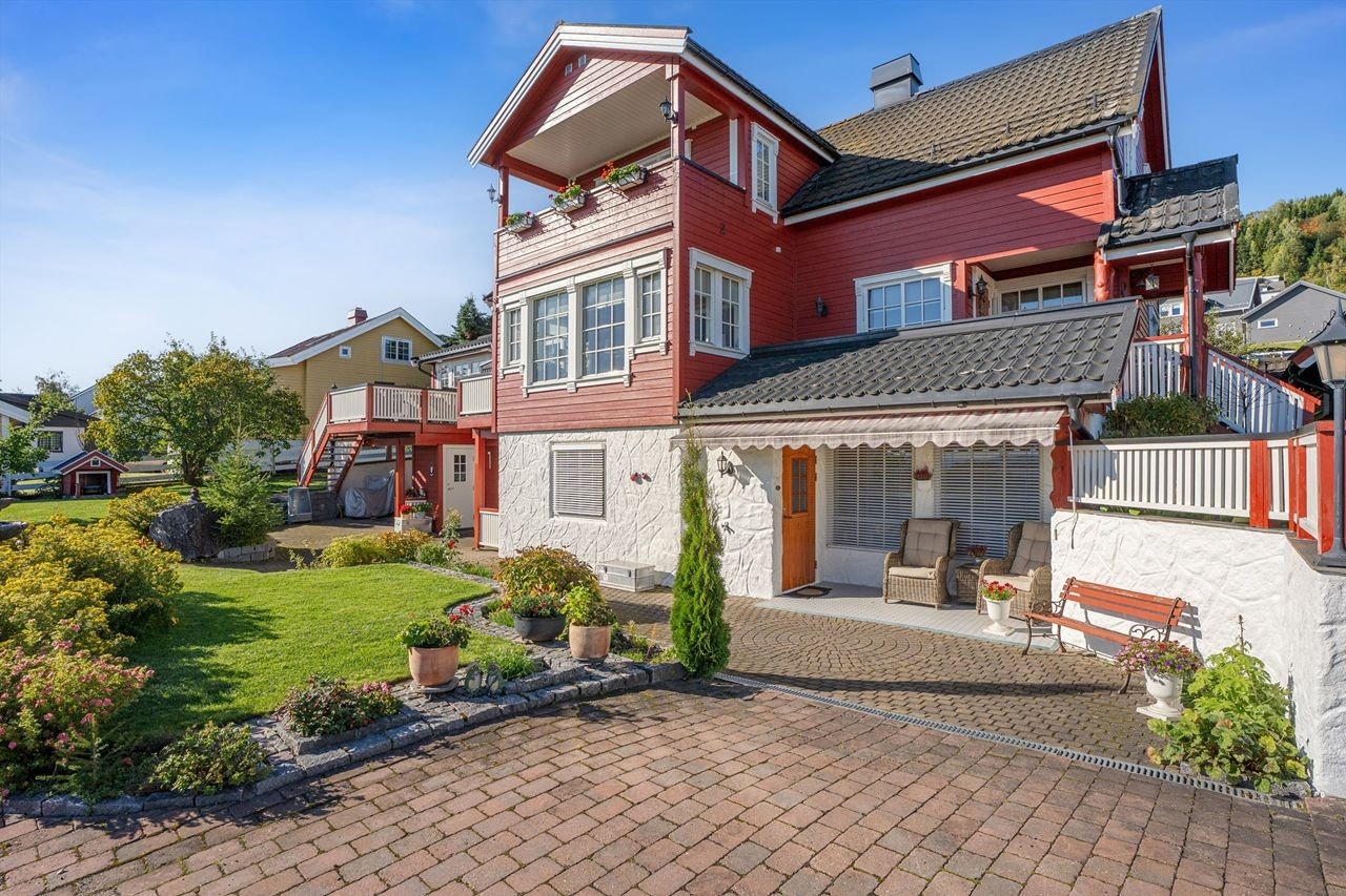 Her er det egne innganger til utleiedelene i underetasjen, med tilhørende uteplasser. Galleribilde