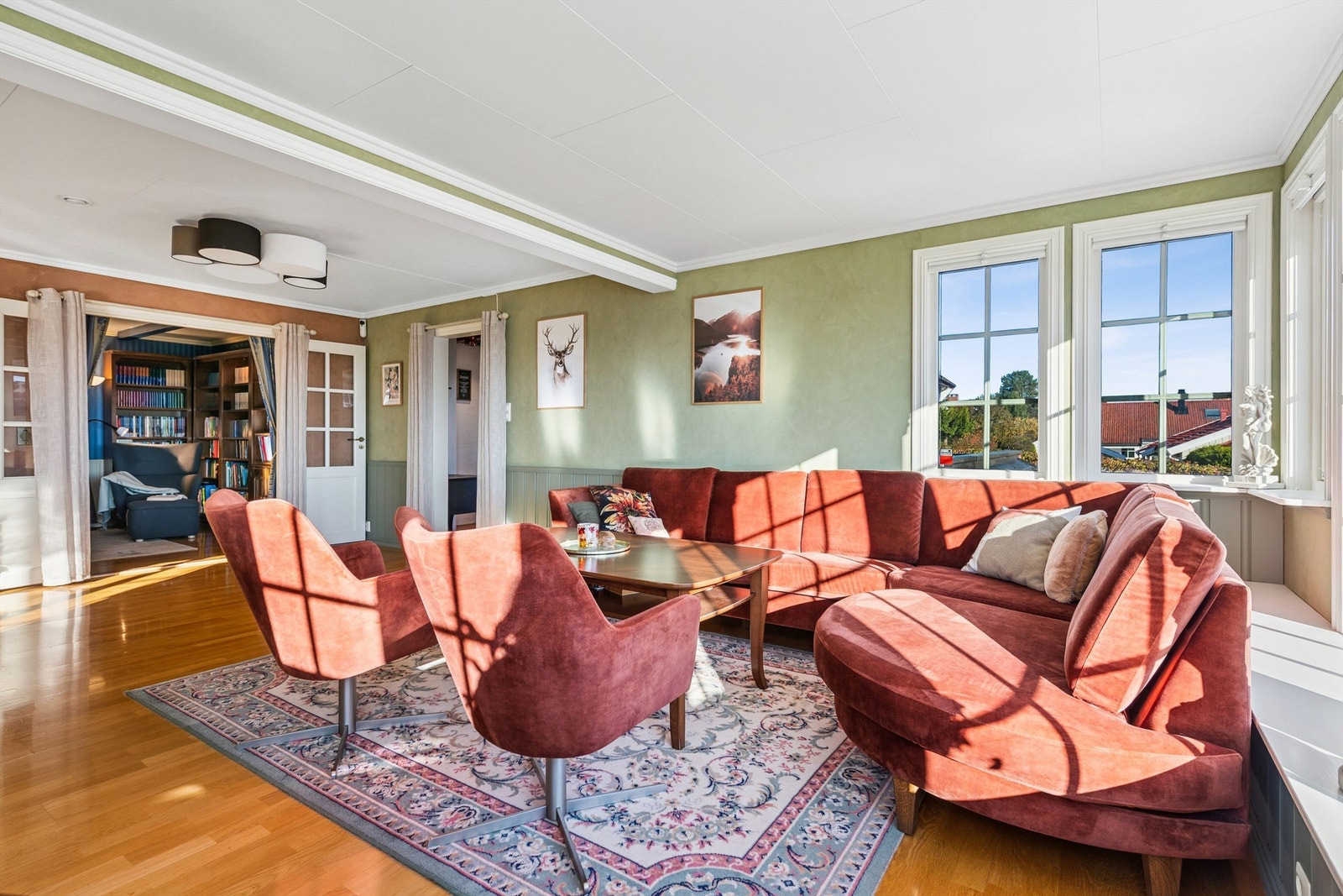 Her er det god plass for både sofagruppe og lesekrok. Galleribilde