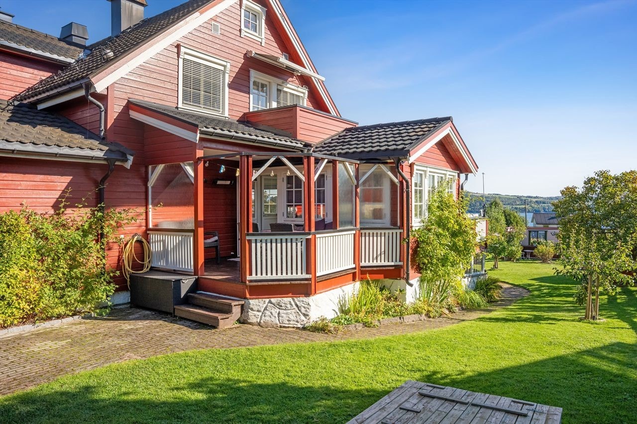 Eiendommen har flere terrasser og en stor og flott opparbeidet hage. Galleribilde