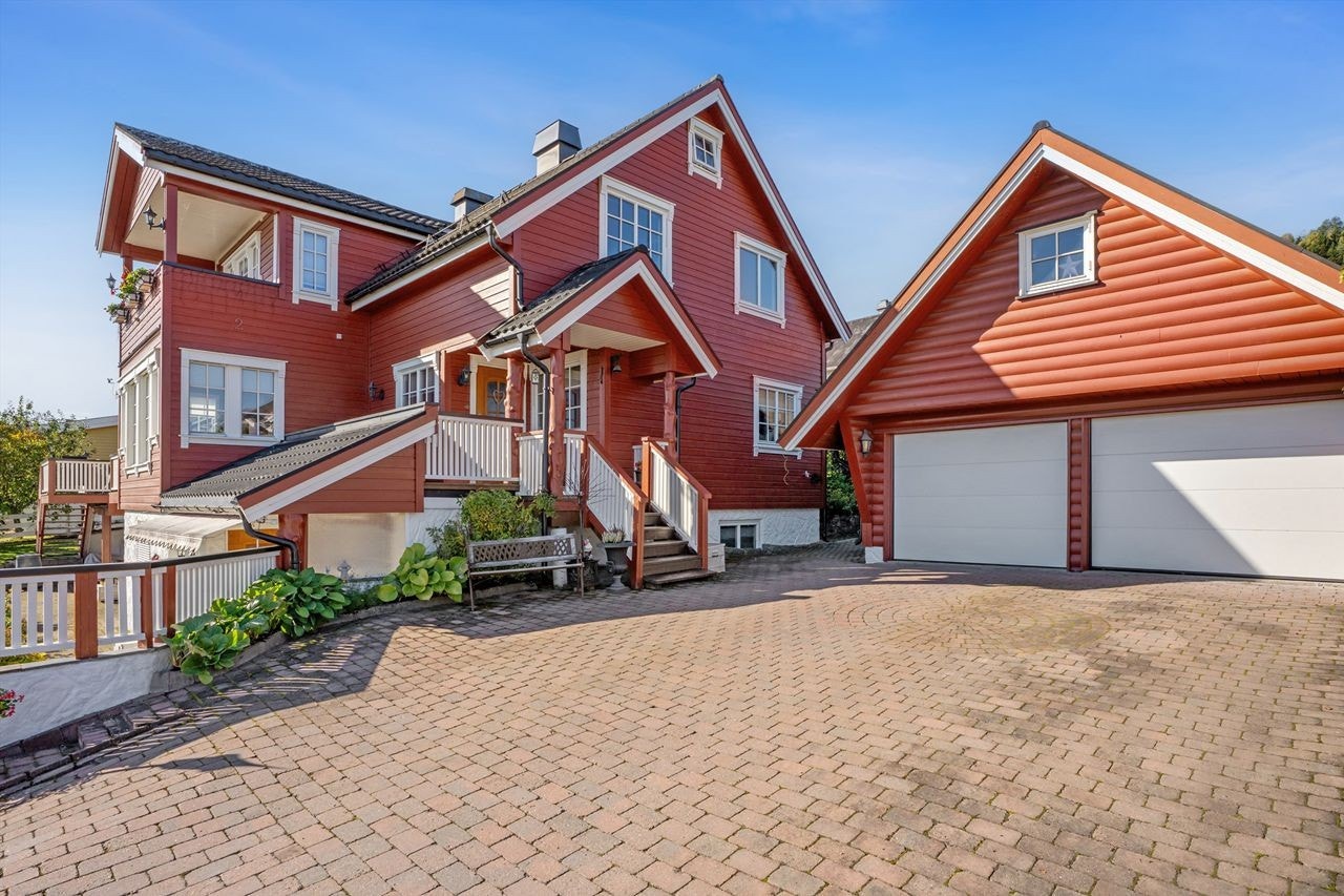 En innholdsrik enebolig over tre plan med hybel, godkjent utleiedel og dobbelgarasje. Galleribilde