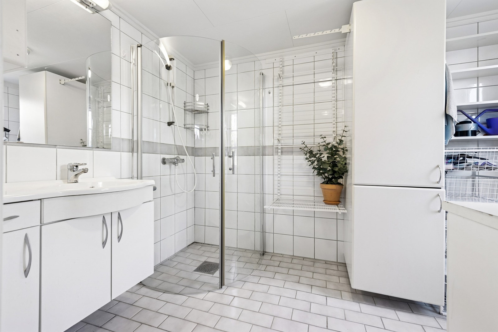 Praktisk vaskerom i første etasje med flislagte overflater og opplegg for vaskemaskin. Galleribilde