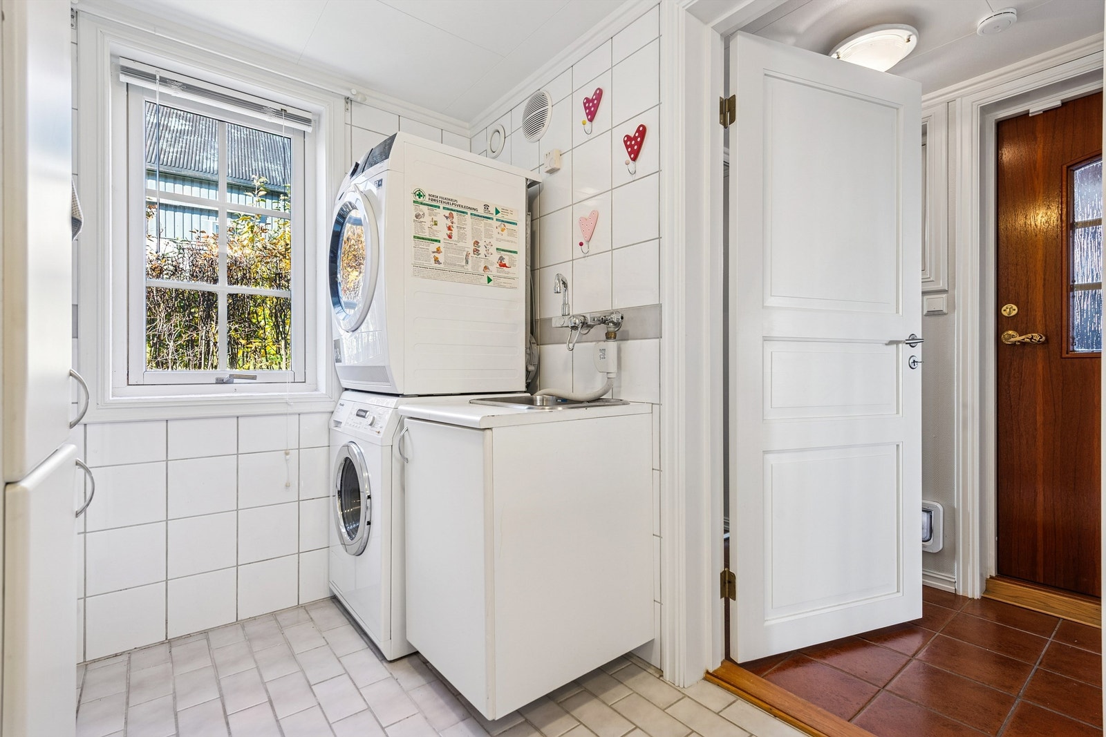 Vaskerommet har en praktisk plassering med utgang ut på bakdøra. Galleribilde