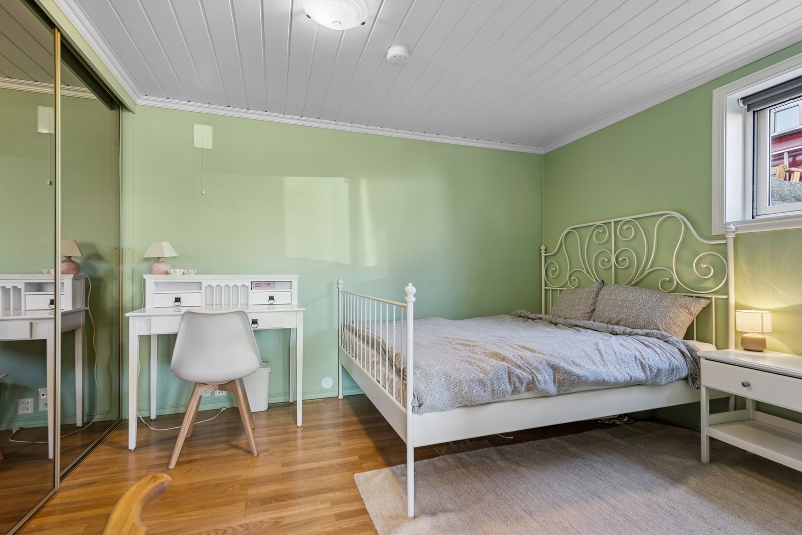 Soverom i leiligheten med god plass til seng. Innebygd garderobeløsning med skyvedører. Galleribilde