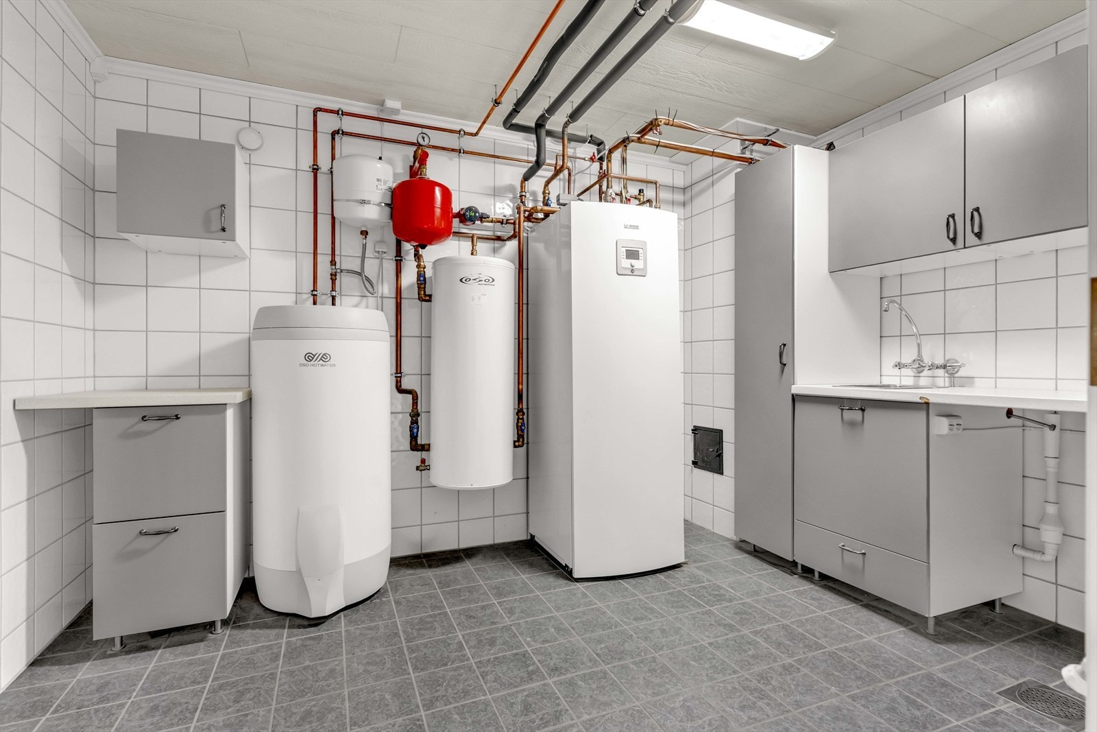 Fra badet er det inngang til et opprinnelig fyrrom, som i dag fungerer som teknisk rom. Galleribilde