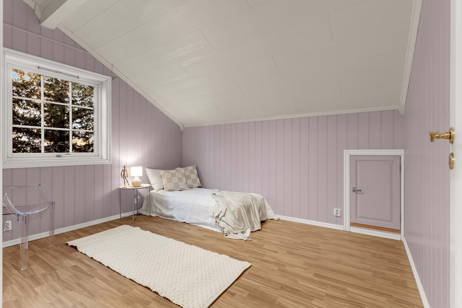 Begge rom kan også fungere ypperlig som barnerom, gjesterom eller kontor - her er mulighetene mange. Fra begge soverom er det inngang til kneloft med ekstra lagringsplass. Galleribilde