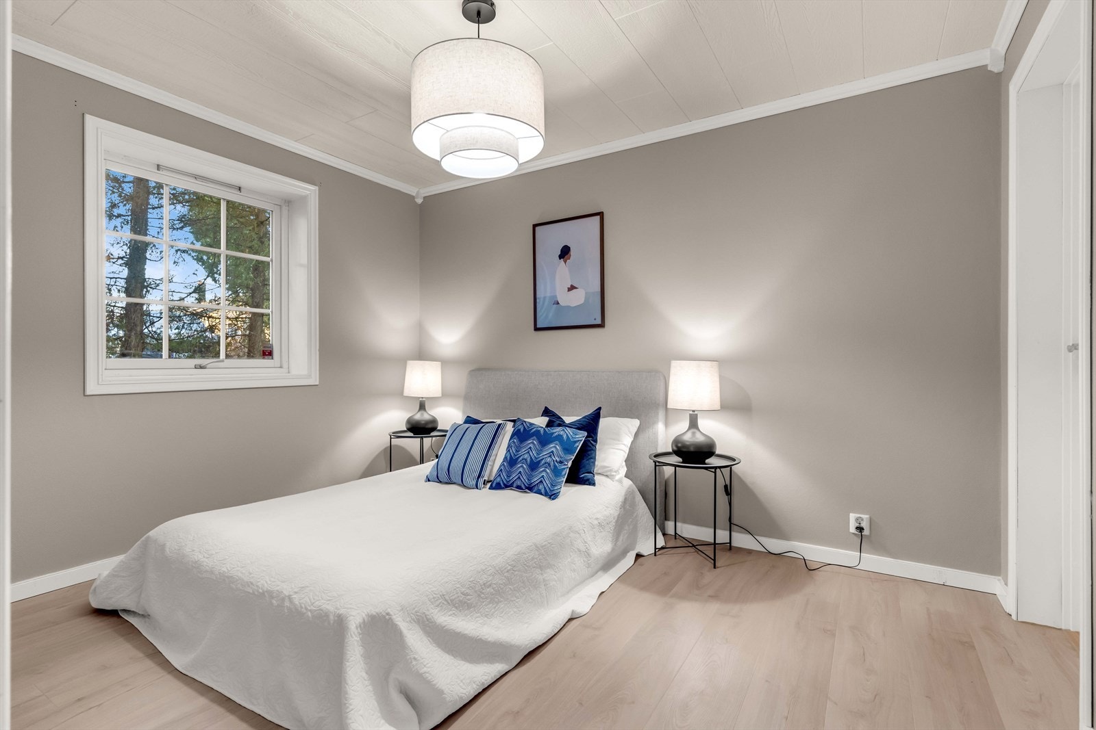 Etasjen har ett soverom. Rommet har god plass til dobbeltseng med tilhørende nattbord. Galleribilde