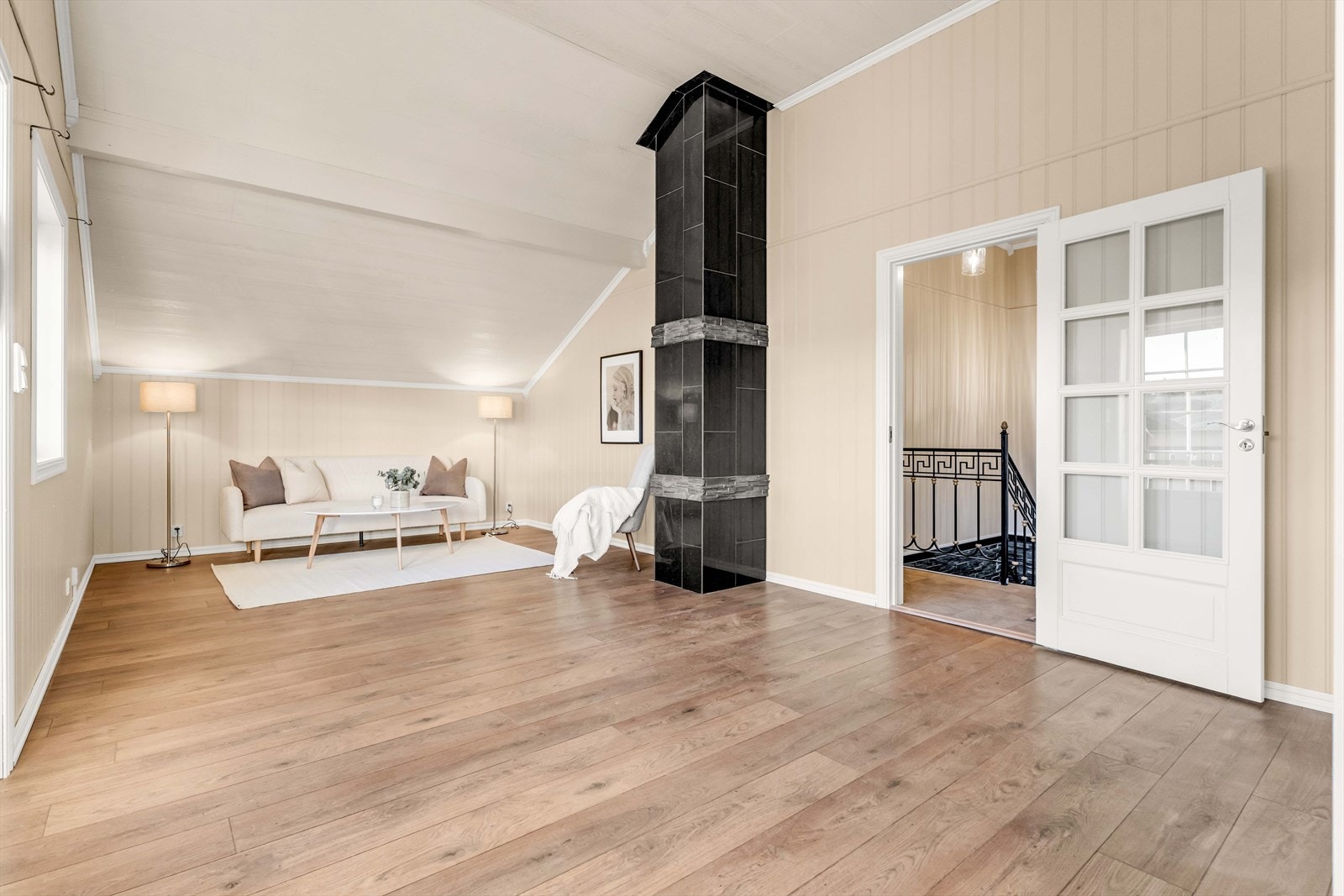 Loftstuen har god plass til sofa og tv-møbel, samt øvrig innredning - perfekt for når barna har med seg venner hjem! Galleribilde