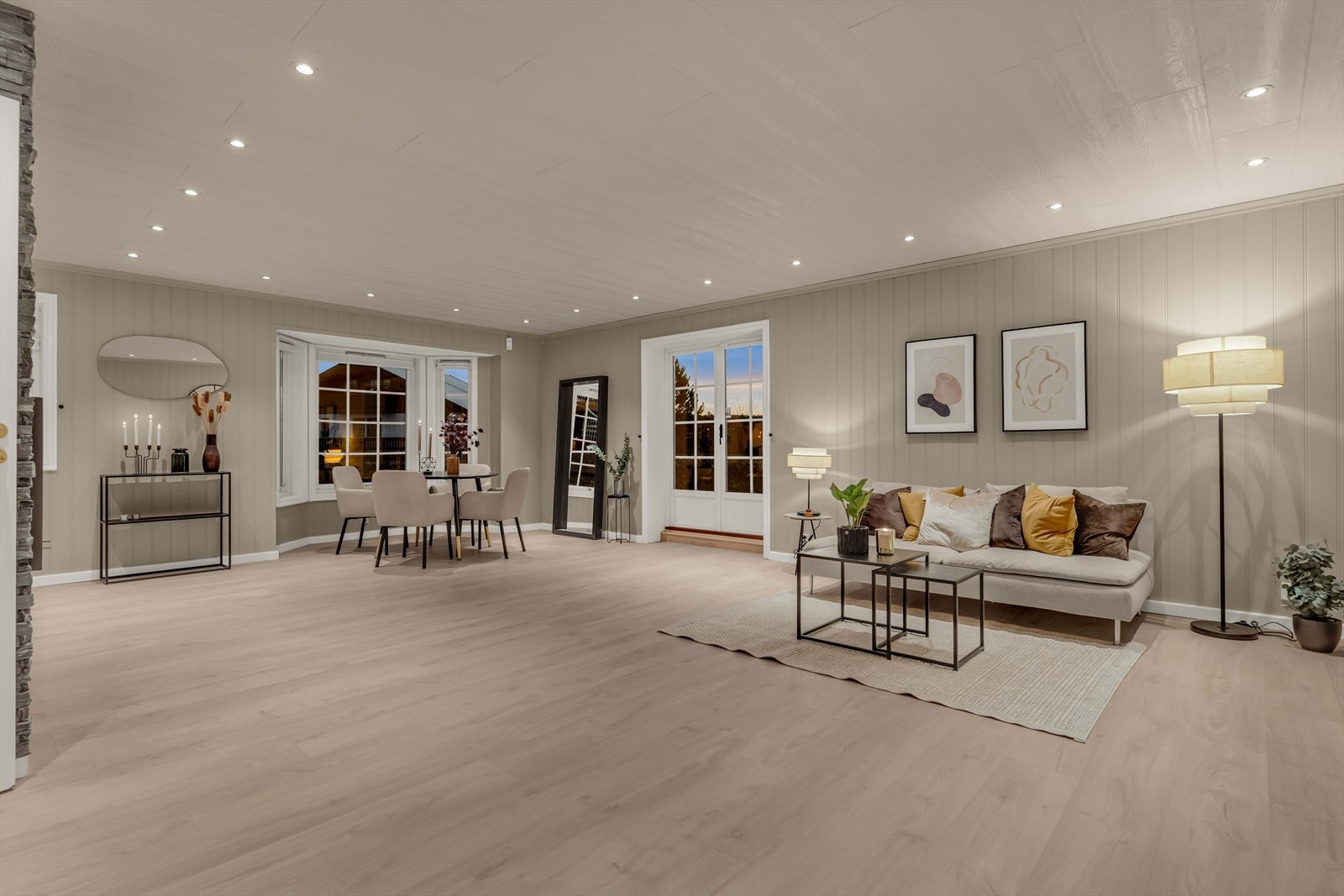 Stuen er av svært god størrelse, og er enkel å innrede! Galleribilde