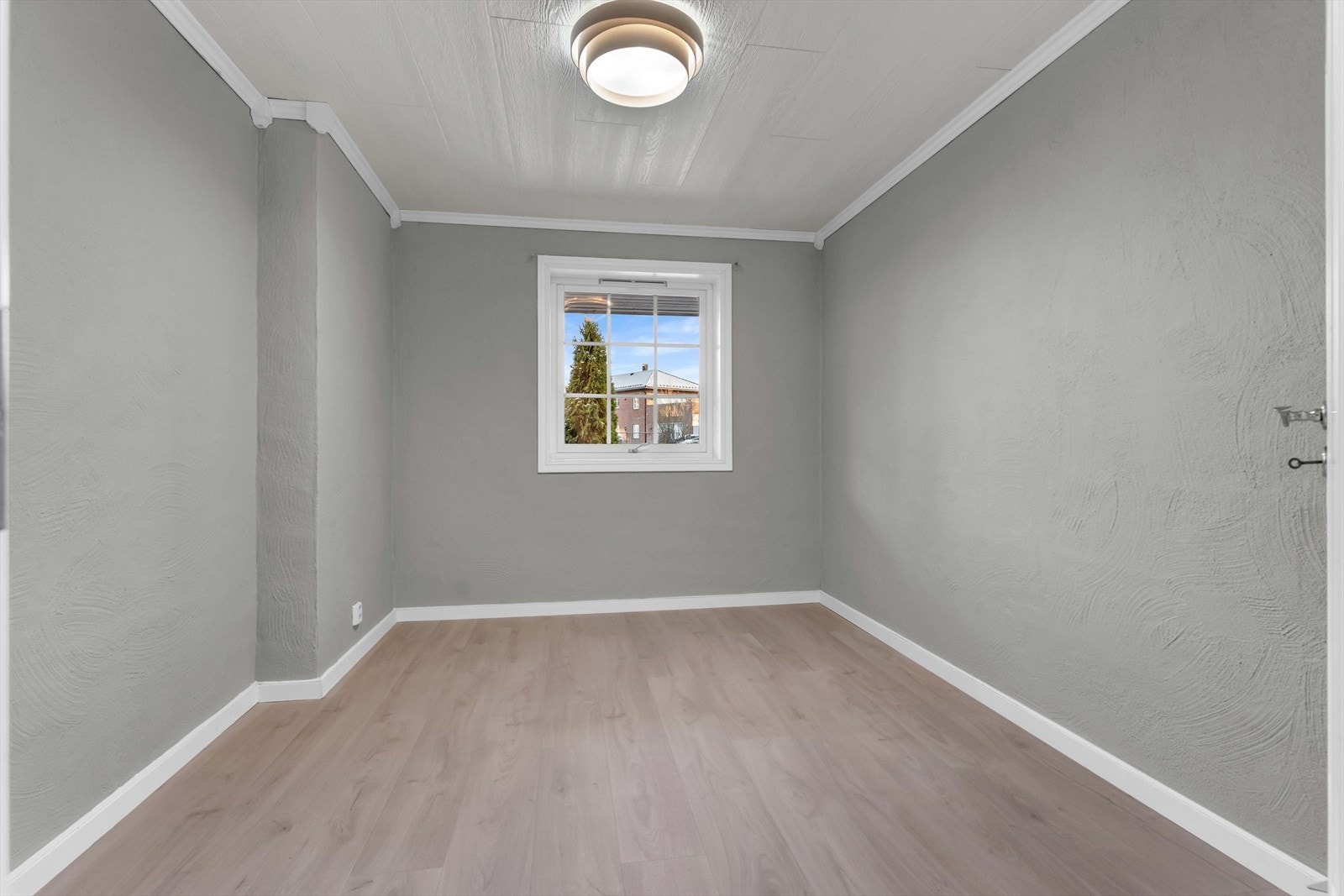 Det er inngang til et soverom i etasjen, som opprinnelig er betegnet som et arbeidsrom i de siste godkjente byggetegningene. Rommet har plass til seng, nattbord og garderobeløsning. Galleribilde