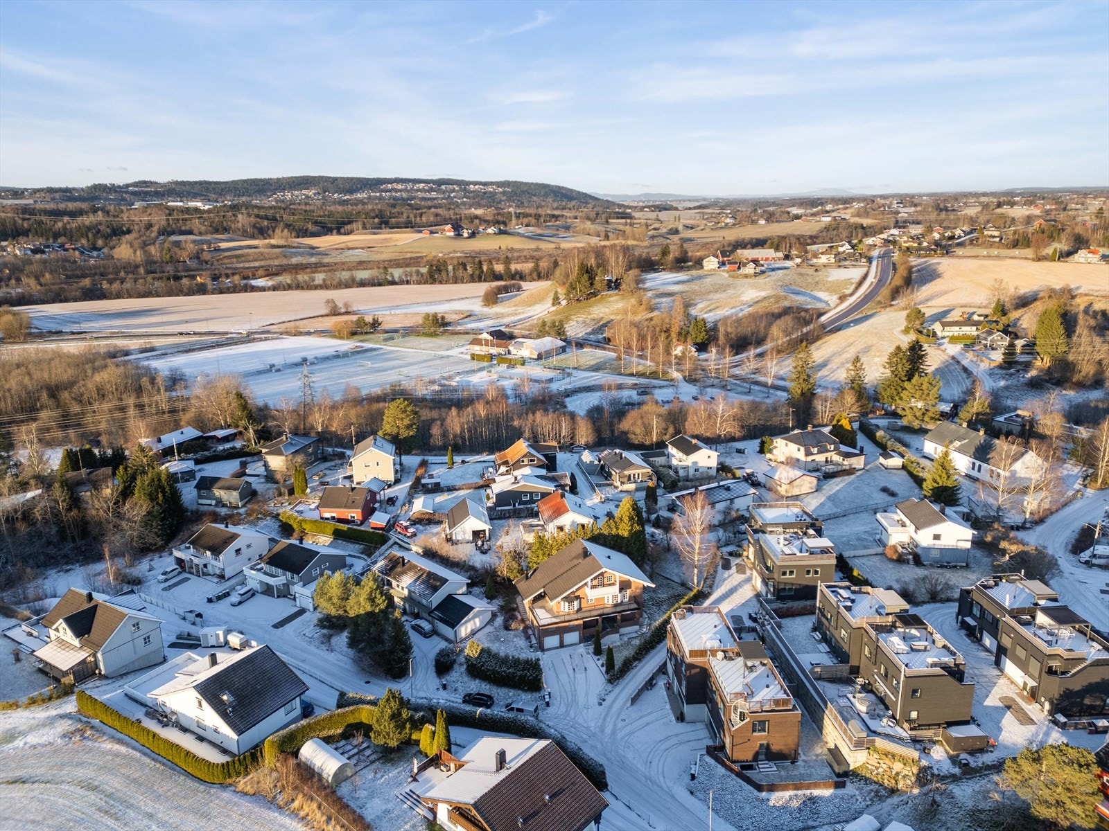 Eiendommen ligger i et familievennlig og sentralt boligområde på Leirsund. Galleribilde