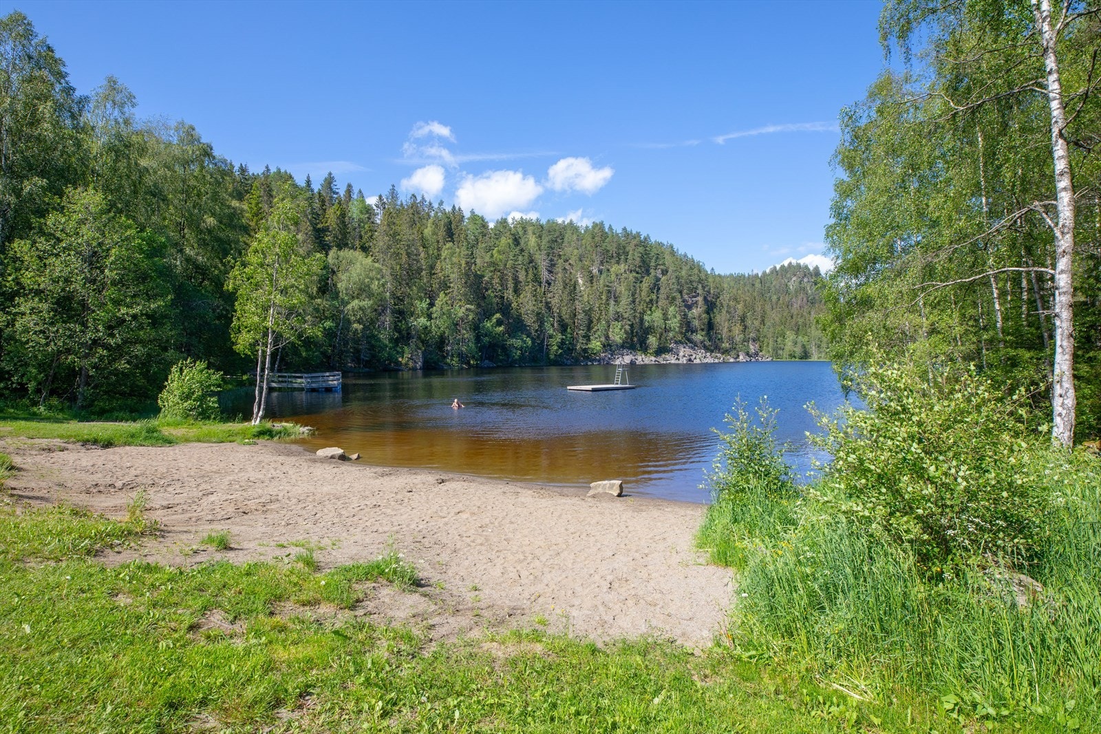 Idylliske Stampetjern er en populær badeplass omkranset av skog, med fin strand som egner seg godt for barn. Galleribilde