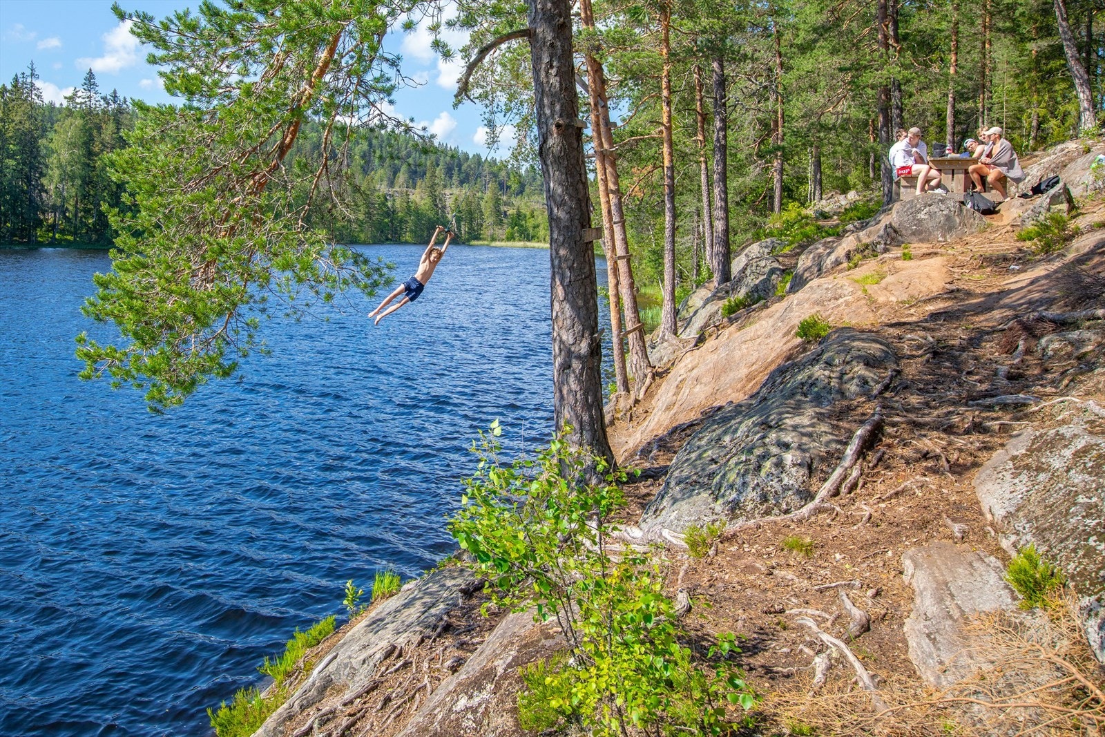 Tretjernet ligger ca. 3,2 km fra boligen. Området byr på flotte turområder, samt godt badevann! Galleribilde
