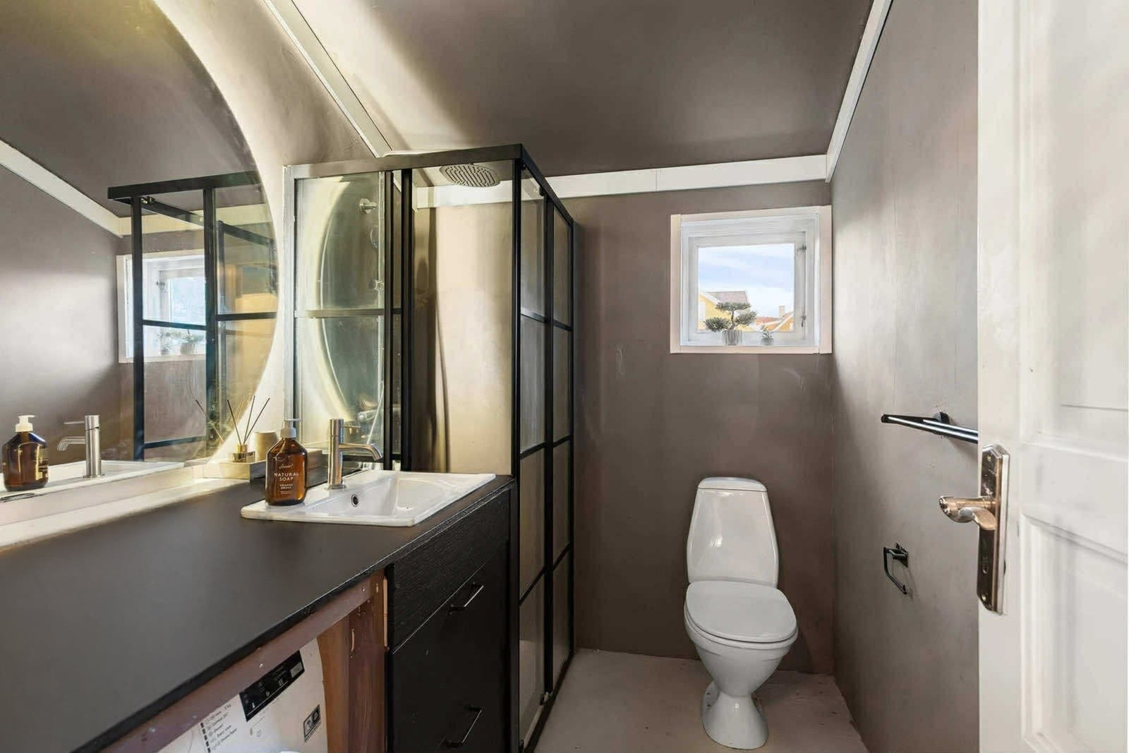 Lekkert bad med varme i gulv og opplegg for vaskemaskin. Overflater er oppgradert i 2025. Galleribilde