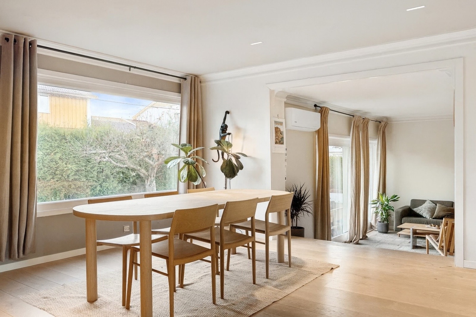 Varmepumpe i stuen som varmer svært godt og effektivt, samt gulvvarme. Galleribilde