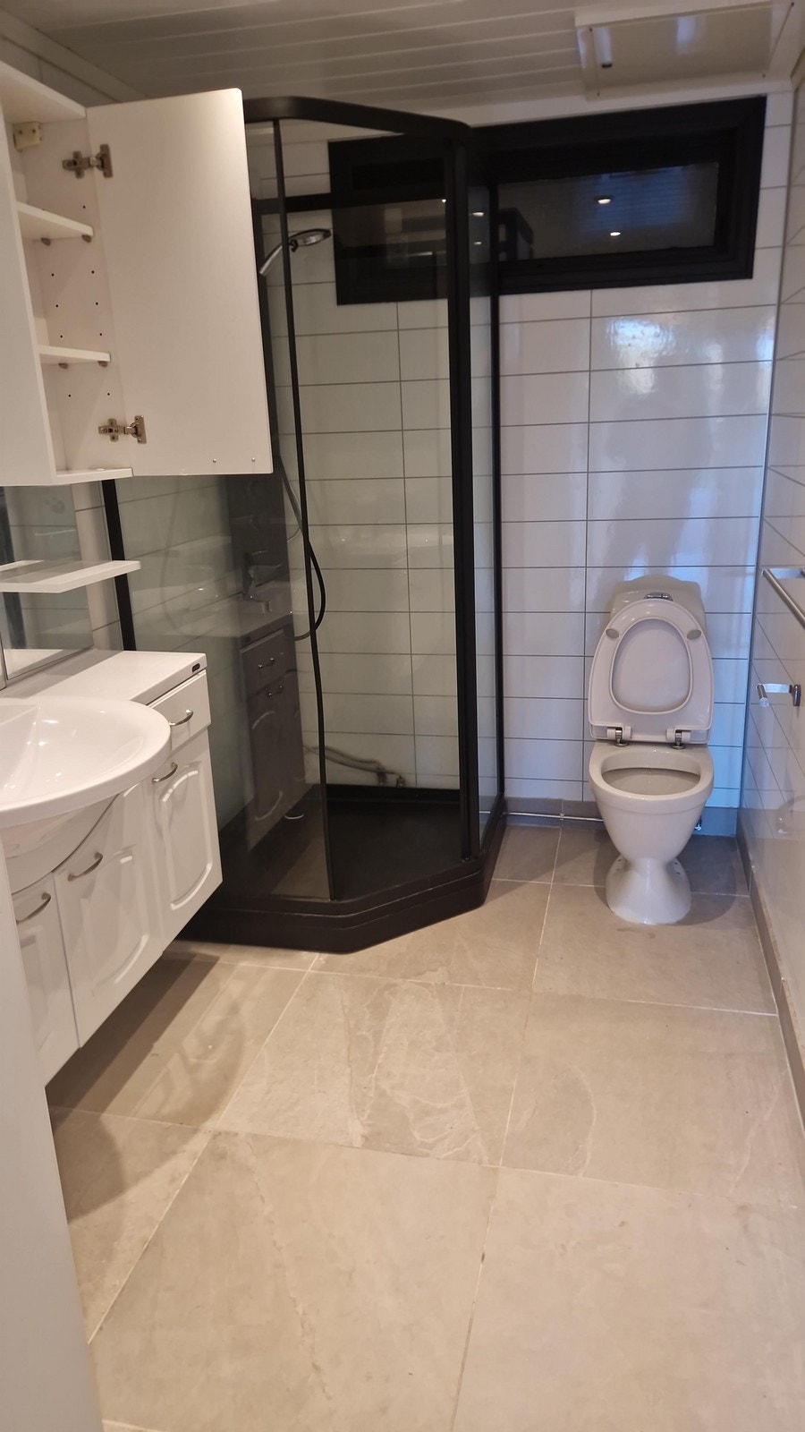 Leiligheten har en god romløsning med eget vaskerom/teknisk rom. Galleribilde