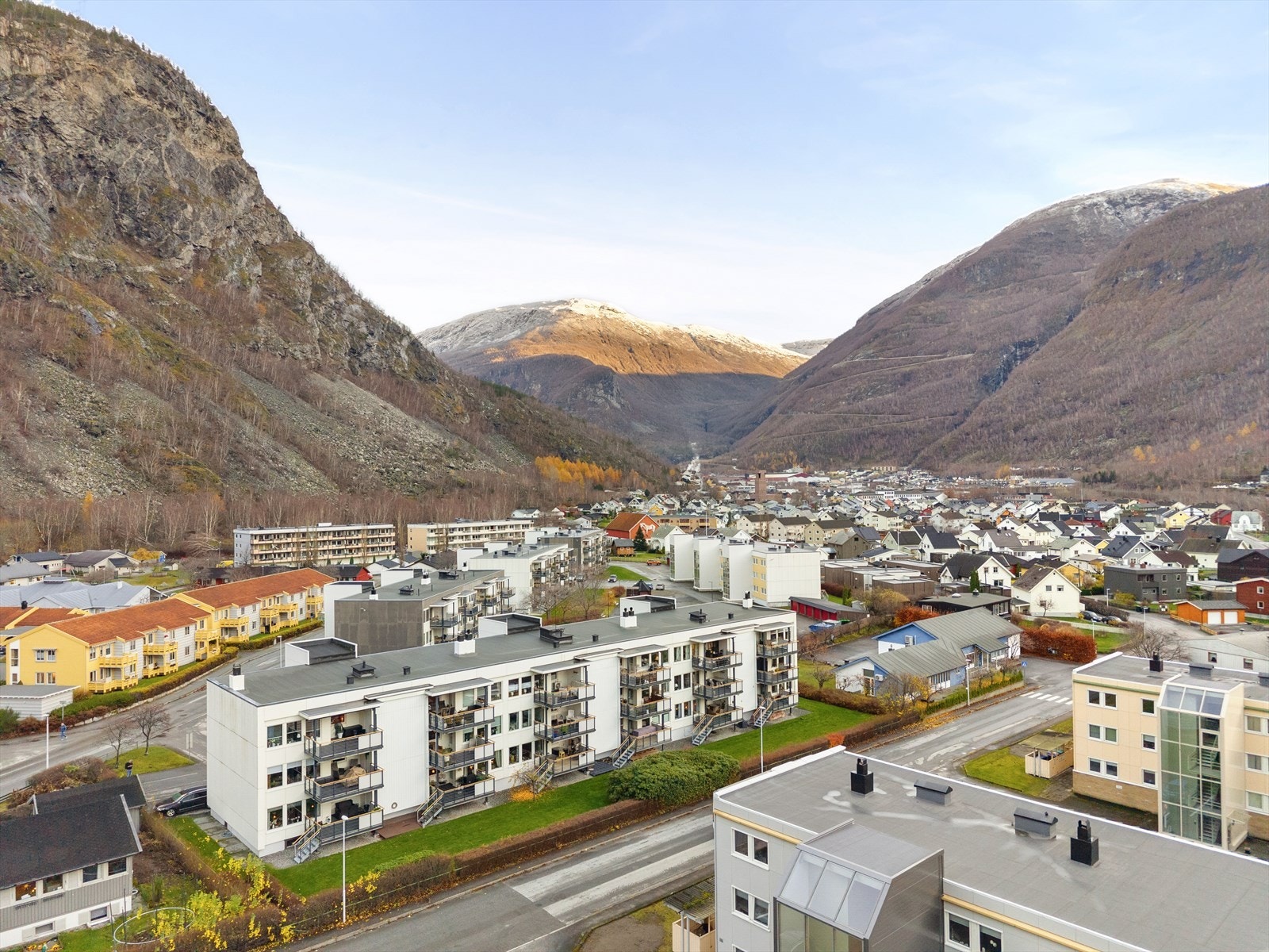 Leilegheita framstår som velhalden og innbydande, med gode løysingar og gjennomtenkt planløysing. Galleribilde