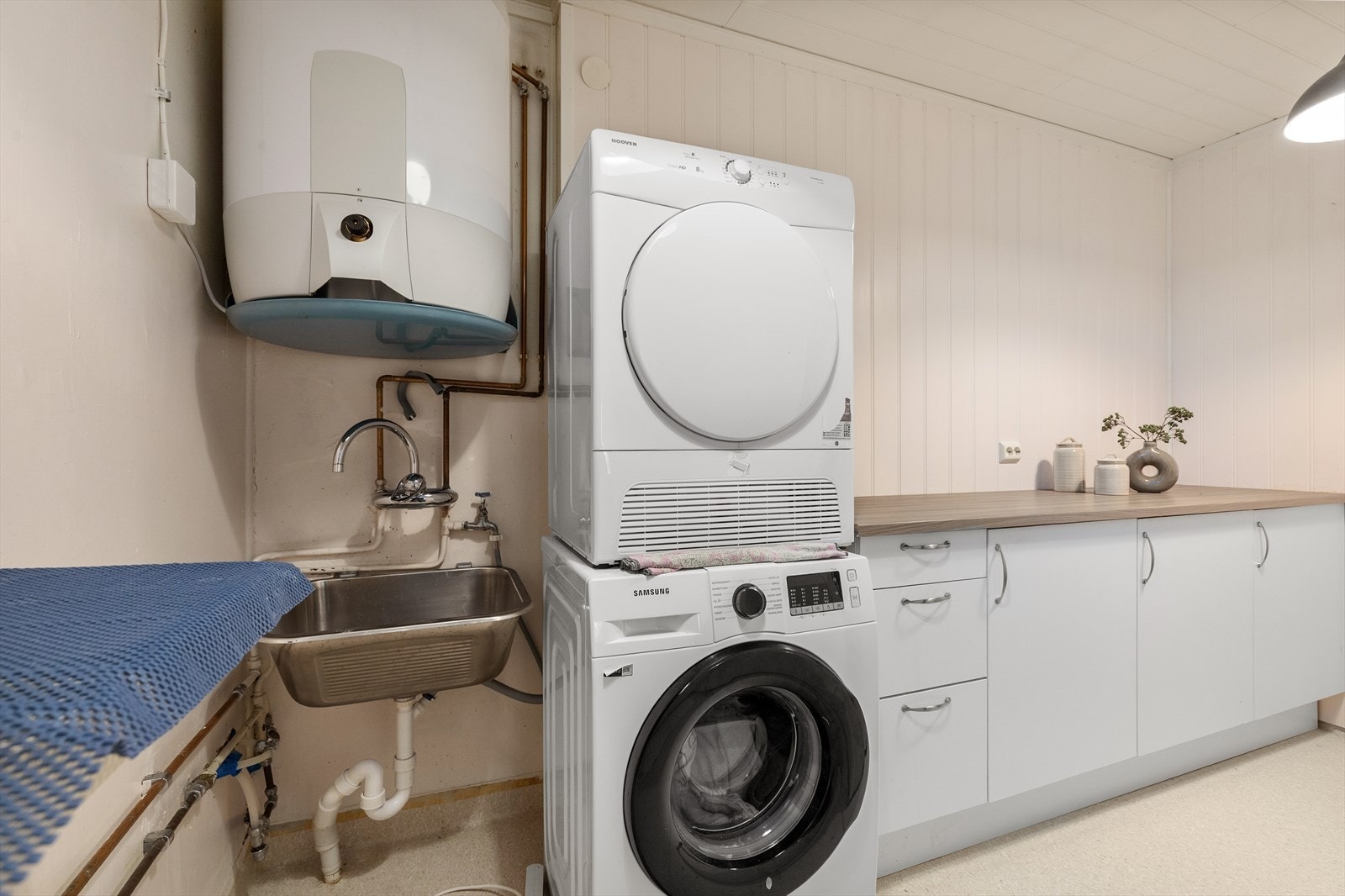 Oppgradert vaskerom med malte overflater og mdf veggplater, våtromsbelegg på golv og mdf panelbordhimling. Galleribilde