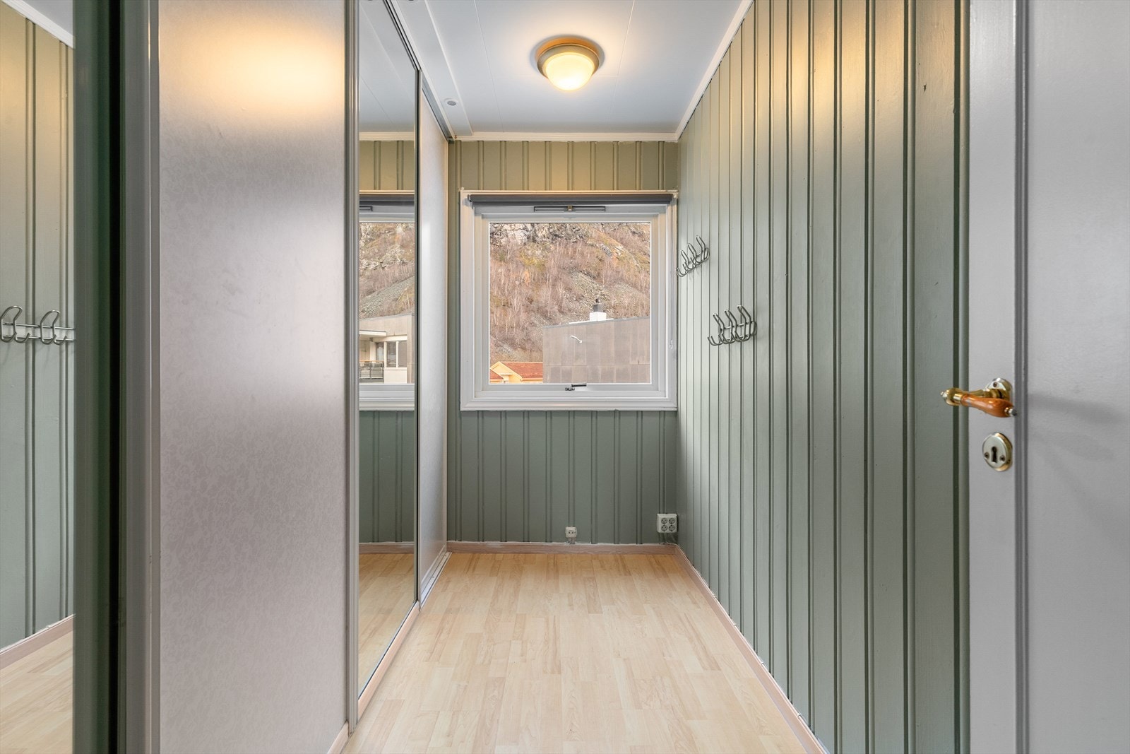 Eit av soveromma er nytta til oppbevaringsrom med skyvedørsgarderobe. Det er også mogleg å få plass til ei mindre seng på rommet. Galleribilde