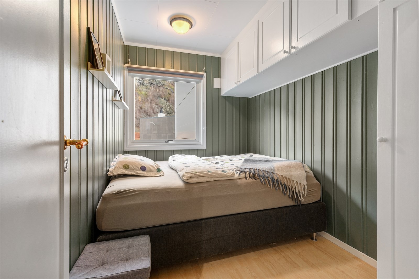 Leilegheita har tre soverom. Her har ein smart løysing med oppbevaringsplass. Galleribilde