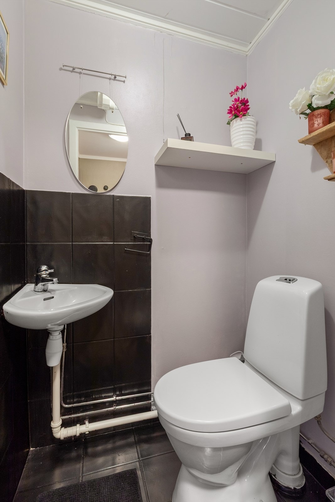 Vegg i vegg finn me eit toalettrom utstyrt med toalett og servant. Galleribilde