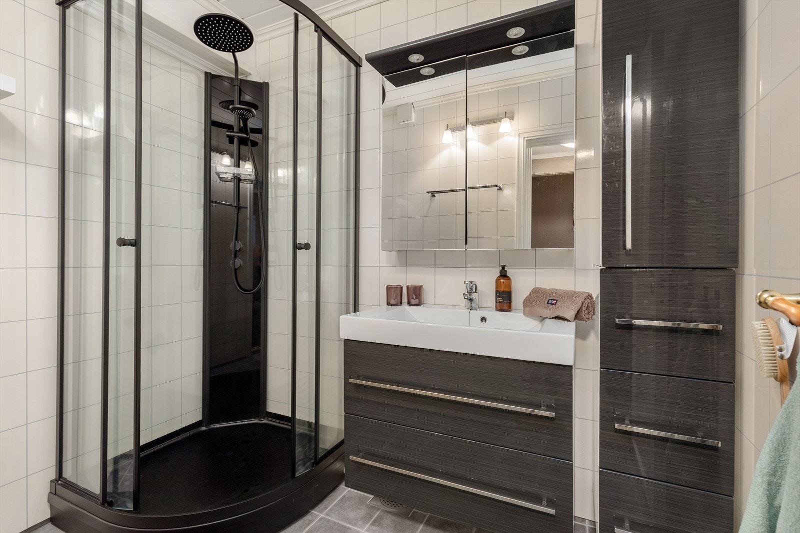 Bad med baderomsplater på veggar og flislagt på golv. Galleribilde