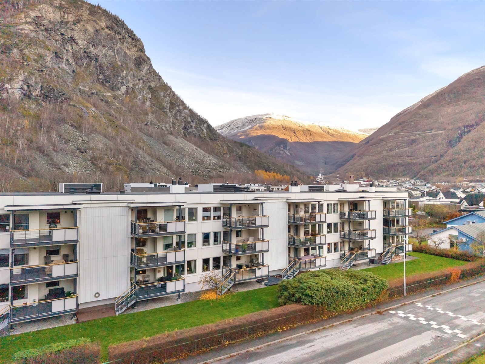 Perfekt for deg som ønskjer å flytte rett inn i eit triveleg område med rolege omgjevnader og kort veg til alt du treng i kvardagen. Galleribilde