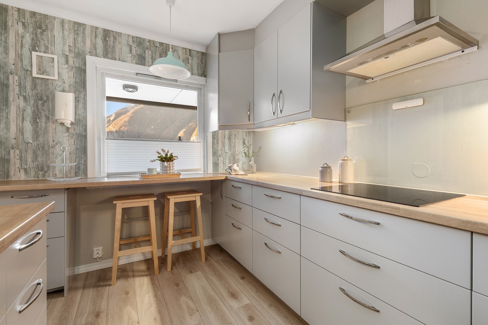 Kvitevarer som ventilator, platetopp, kjøleskap, oppvaskmaskin og steikeovn medfølger handelen. Galleribilde