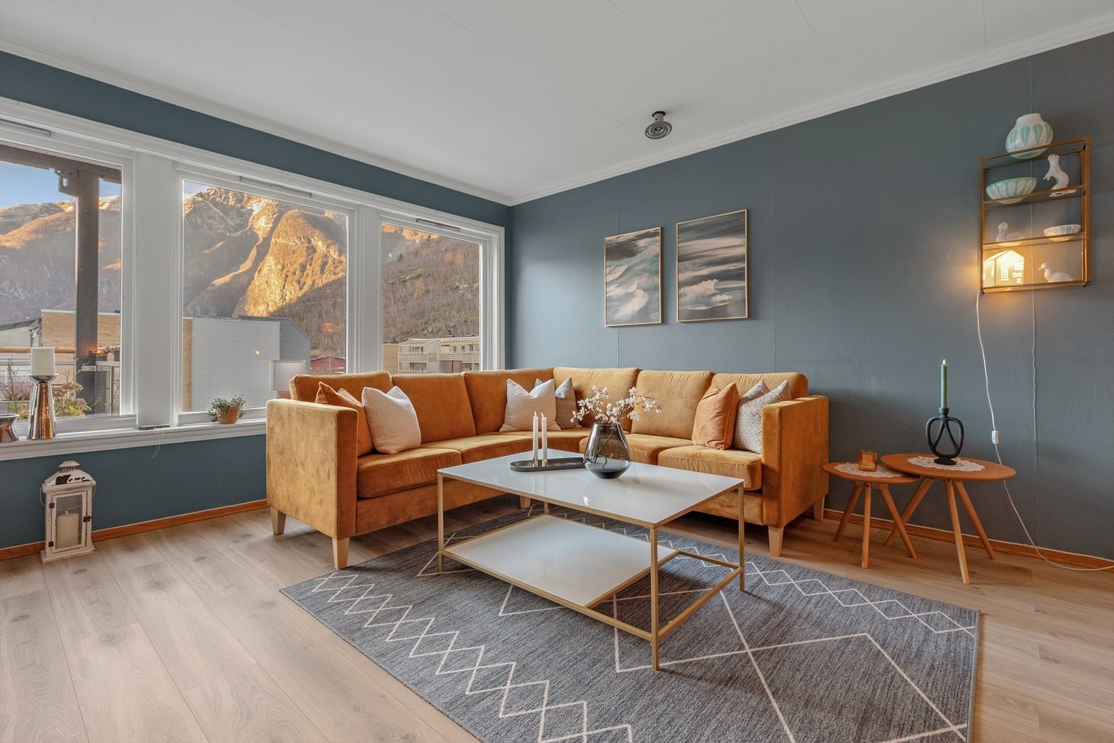 Stova er leilegheitas samlingspunkt med plass til både sofa- og sittegruppe. Galleribilde