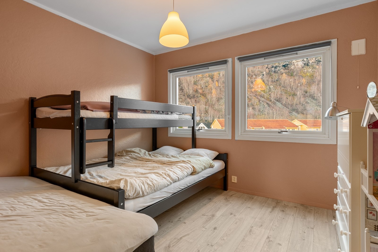 På hovudsoverommet, som er av større størrelse, har ein god plass til både seng og garderobe. Galleribilde