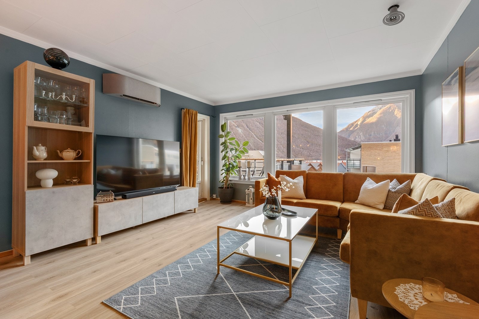 Leiligheten har store vindaugsflater som gir godt med naturleg lysinnslepp og gjer at leilegheita føles lys og luftig i tillegg til utgang til veranda. Galleribilde