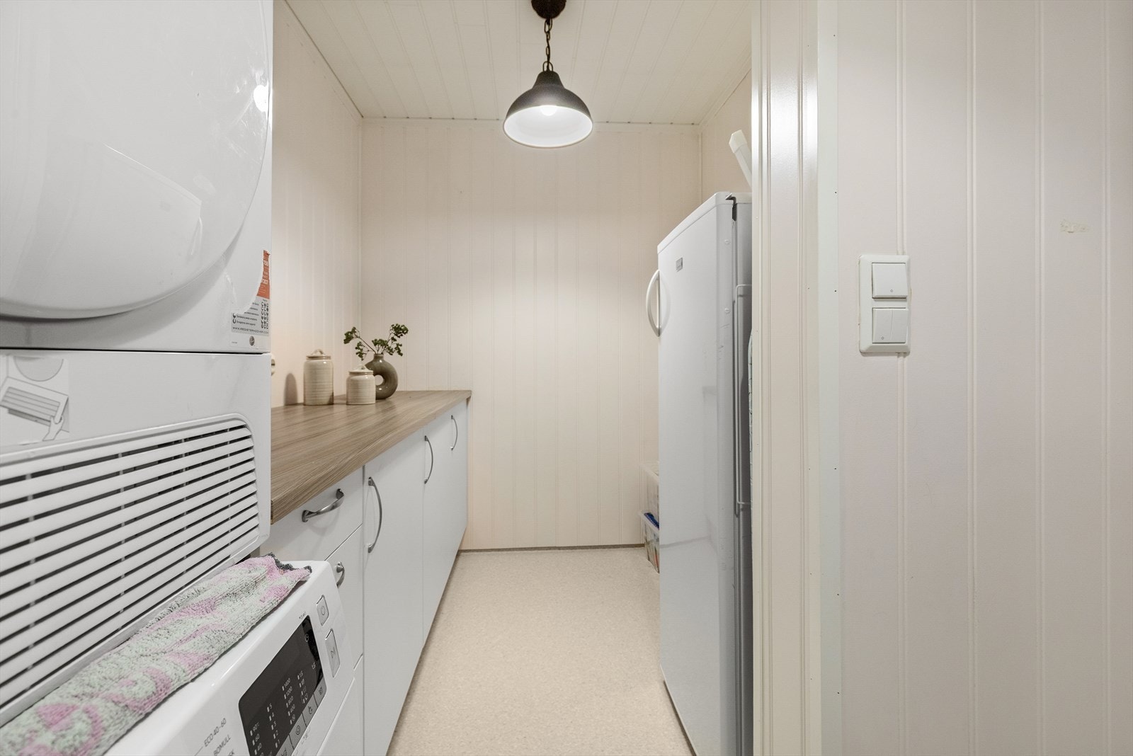 Vaskerommet er svært funksjonelt, og er utstyrt med innredning, opplegg for vaskemaskin, utslagsvask og plass til tørketrommel. Galleribilde