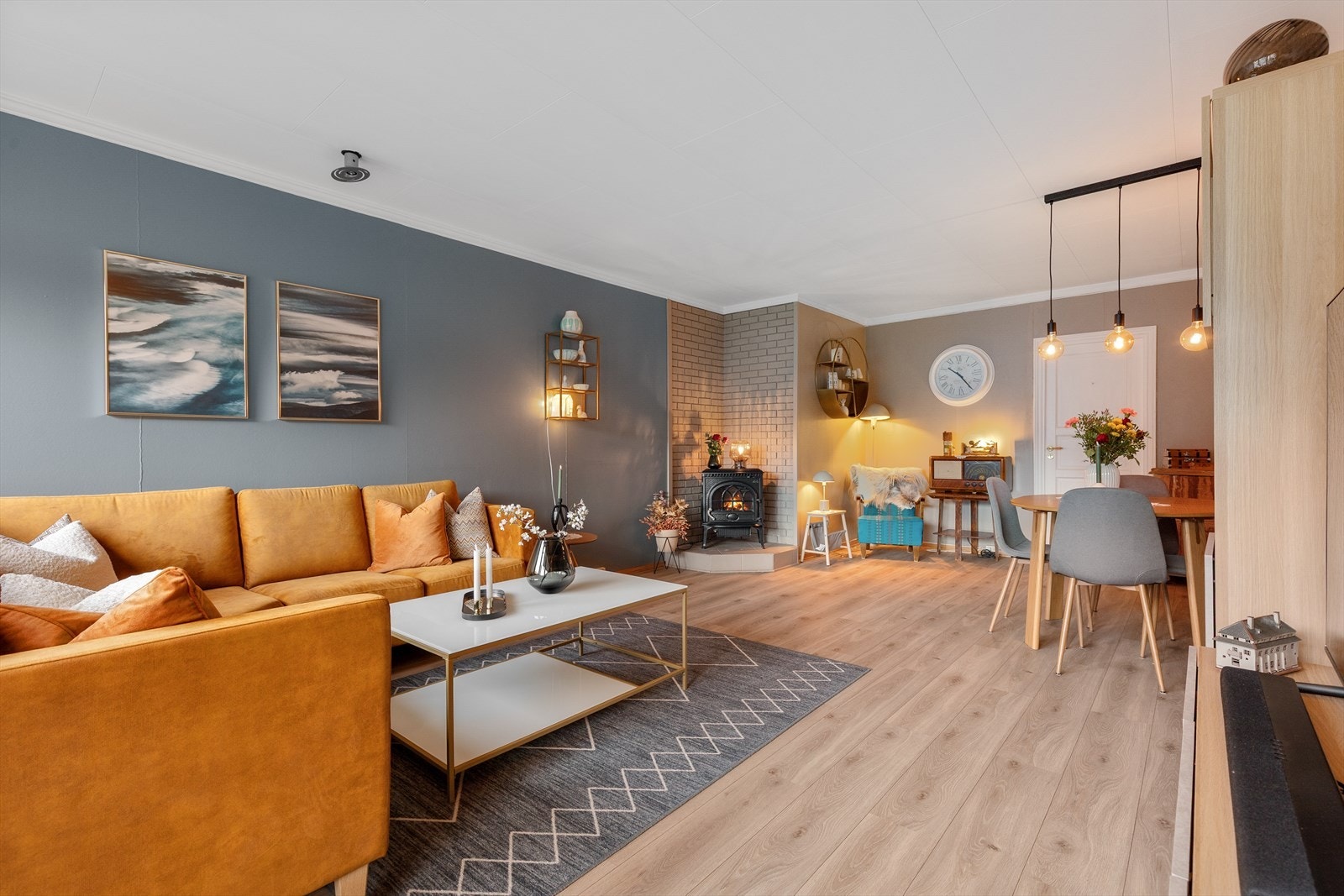 Det er også peis i rommet som varmar godt på kalde vinterdagar, samt varmepumpe frå 2023. Galleribilde