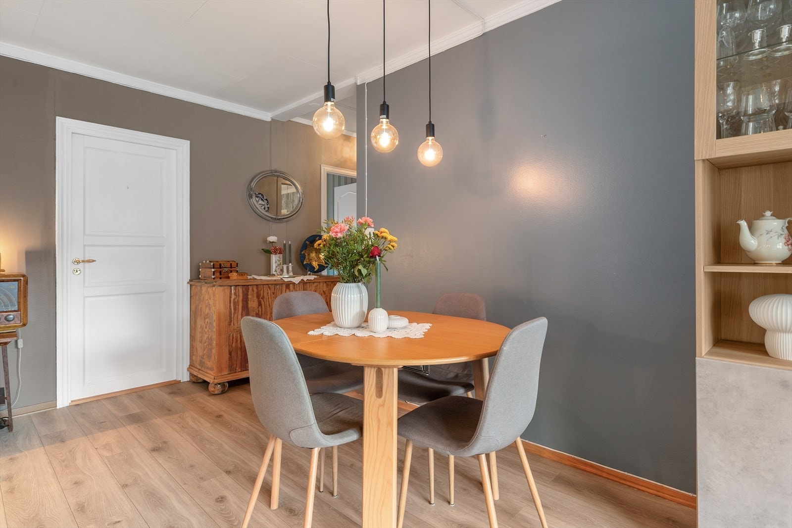 Lys og innbydande spisekrok med moderne design, perfekt for hyggelege måltid og sosiale samankomstar. Galleribilde