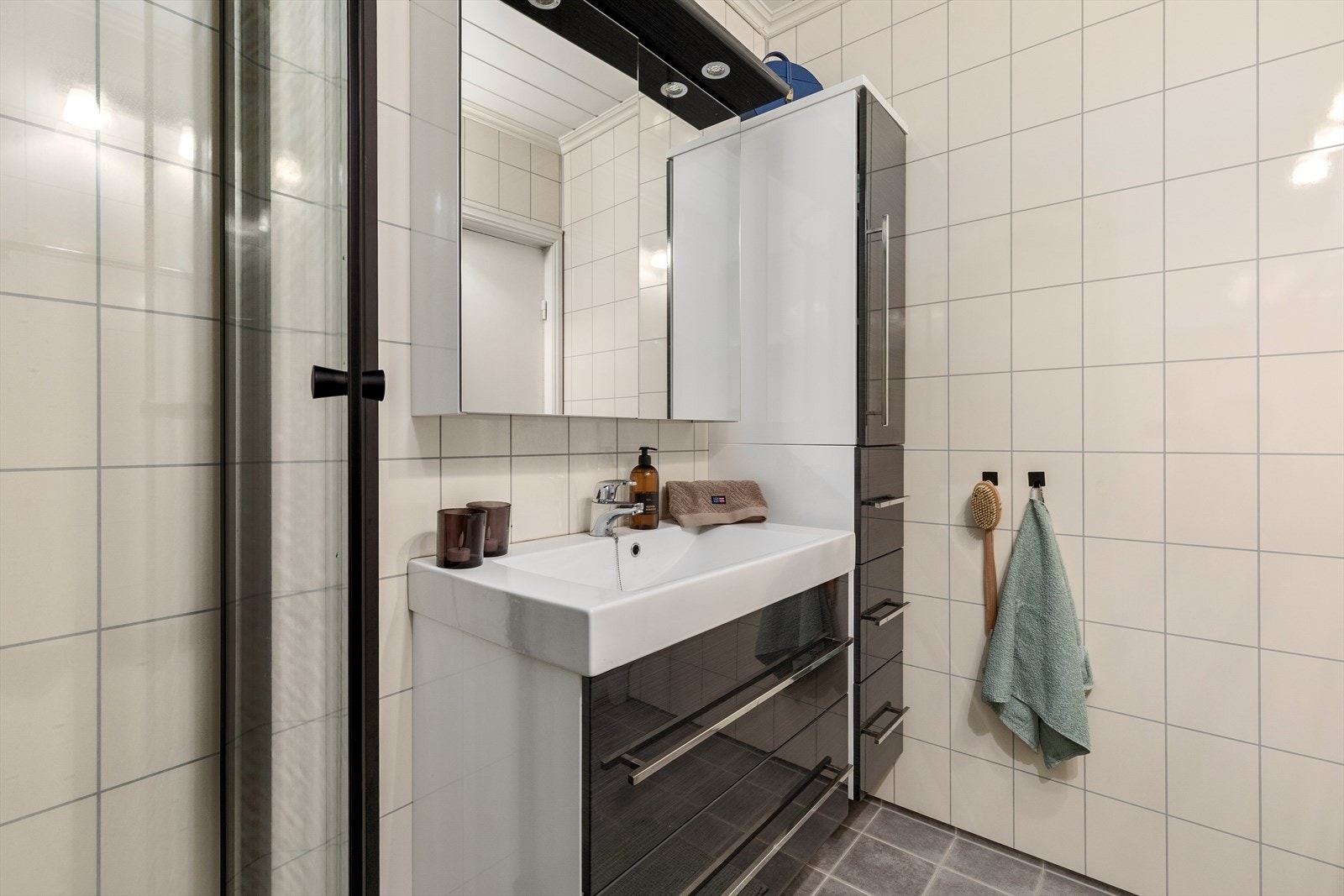 Badet er ustyrt med innreiing med servant, spegel, nyare dusjkabinett og varmekablar i golv. Galleribilde