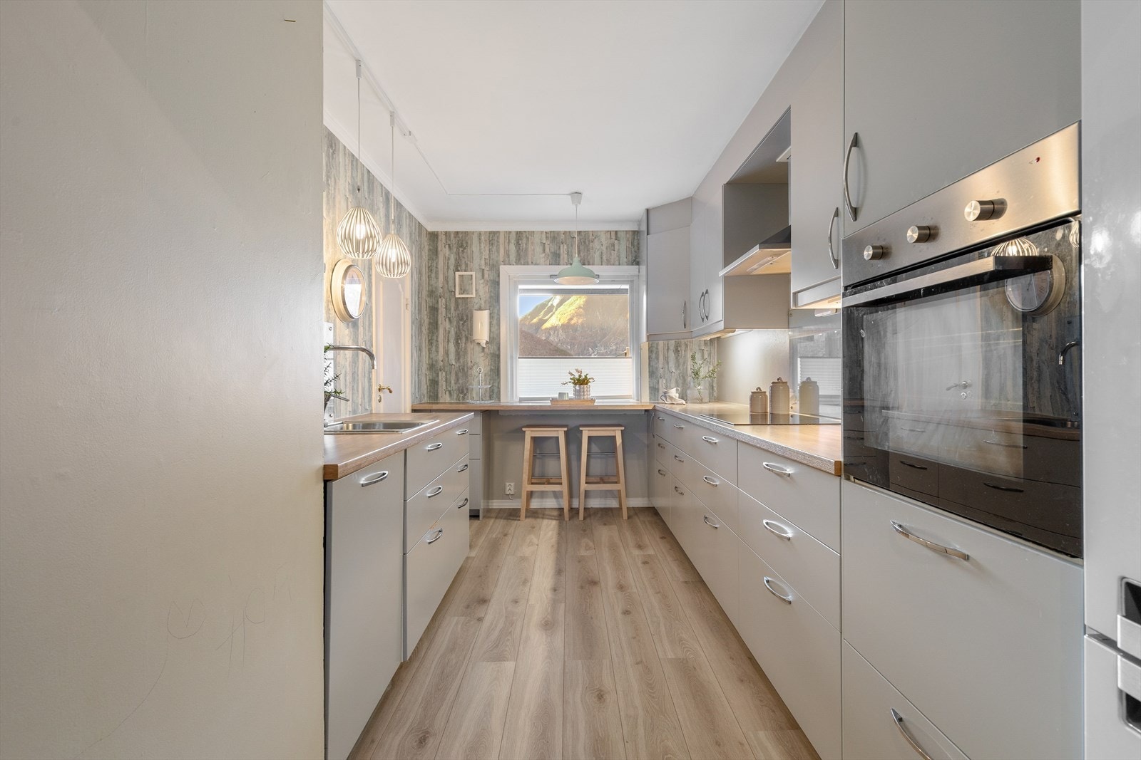 Ei moderne og gjennomgåande 4-roms andelsleilegheit med fin plassering i 3. etasje i Flotane burettslag. Galleribilde