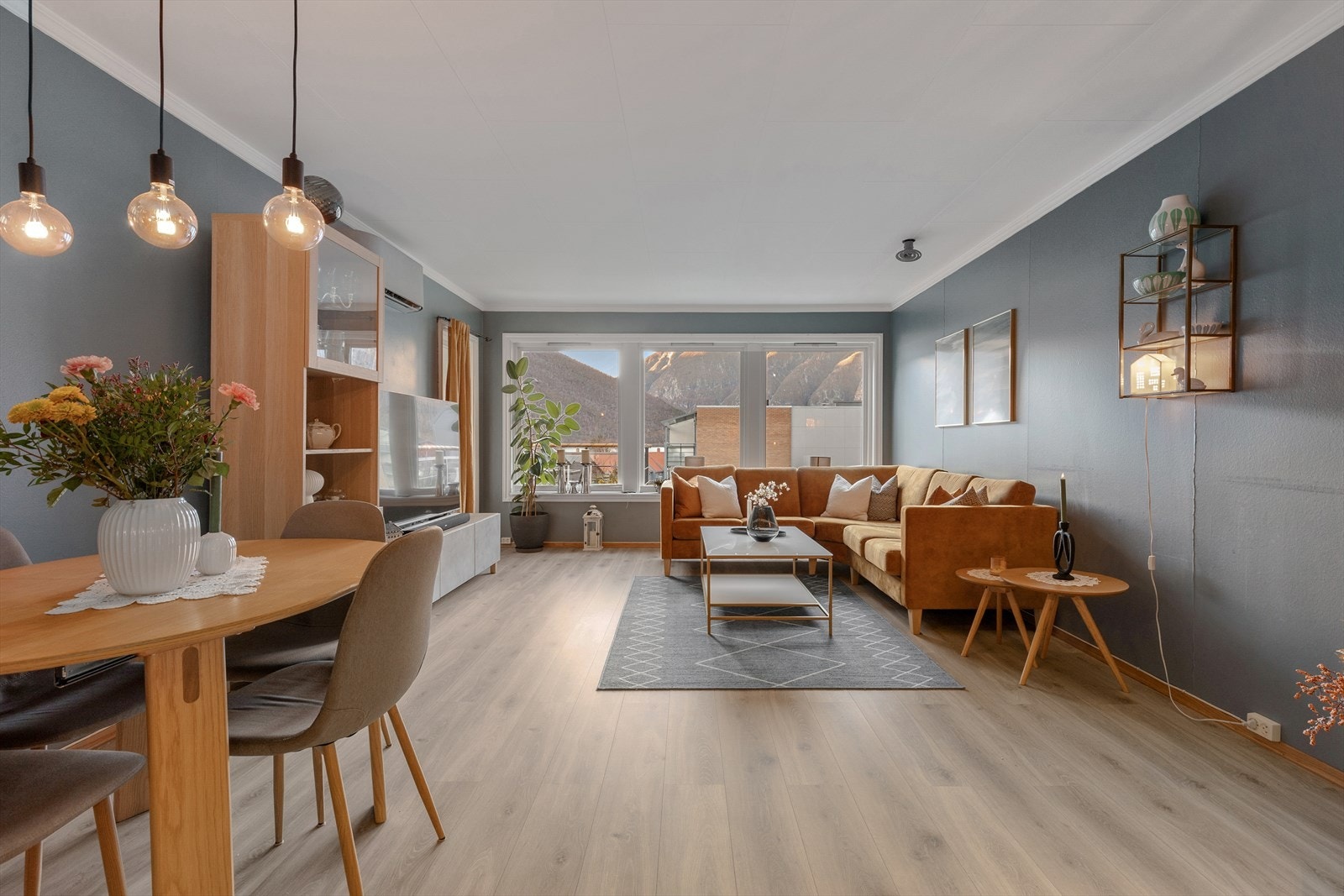 Leilegheita inneheld gang, stove, kjøkken, bad, wc-rom, vaskerom og tre soverom. Galleribilde