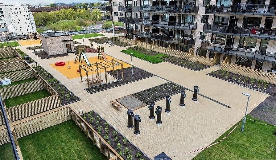 Området er pent opparbeidet med lekeplass og sittegrupper Galleribilde