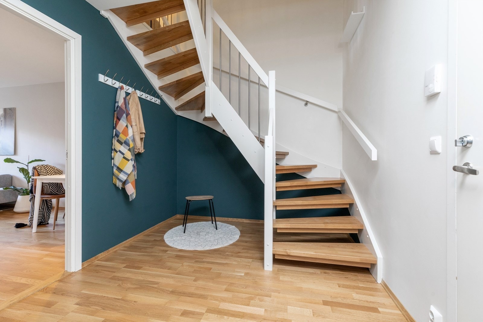 Velkommen inn! Entre med plass til oppheng av klær og sko Galleribilde