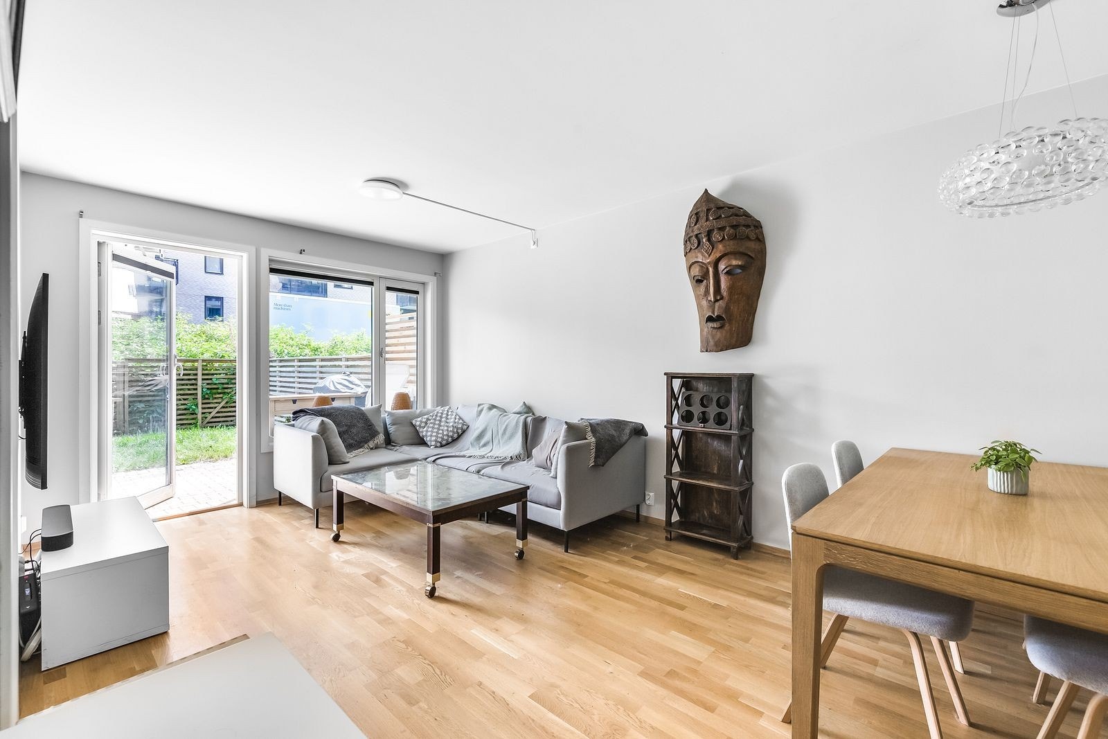 Innebydende stue med møbler og spisegruppe Galleribilde