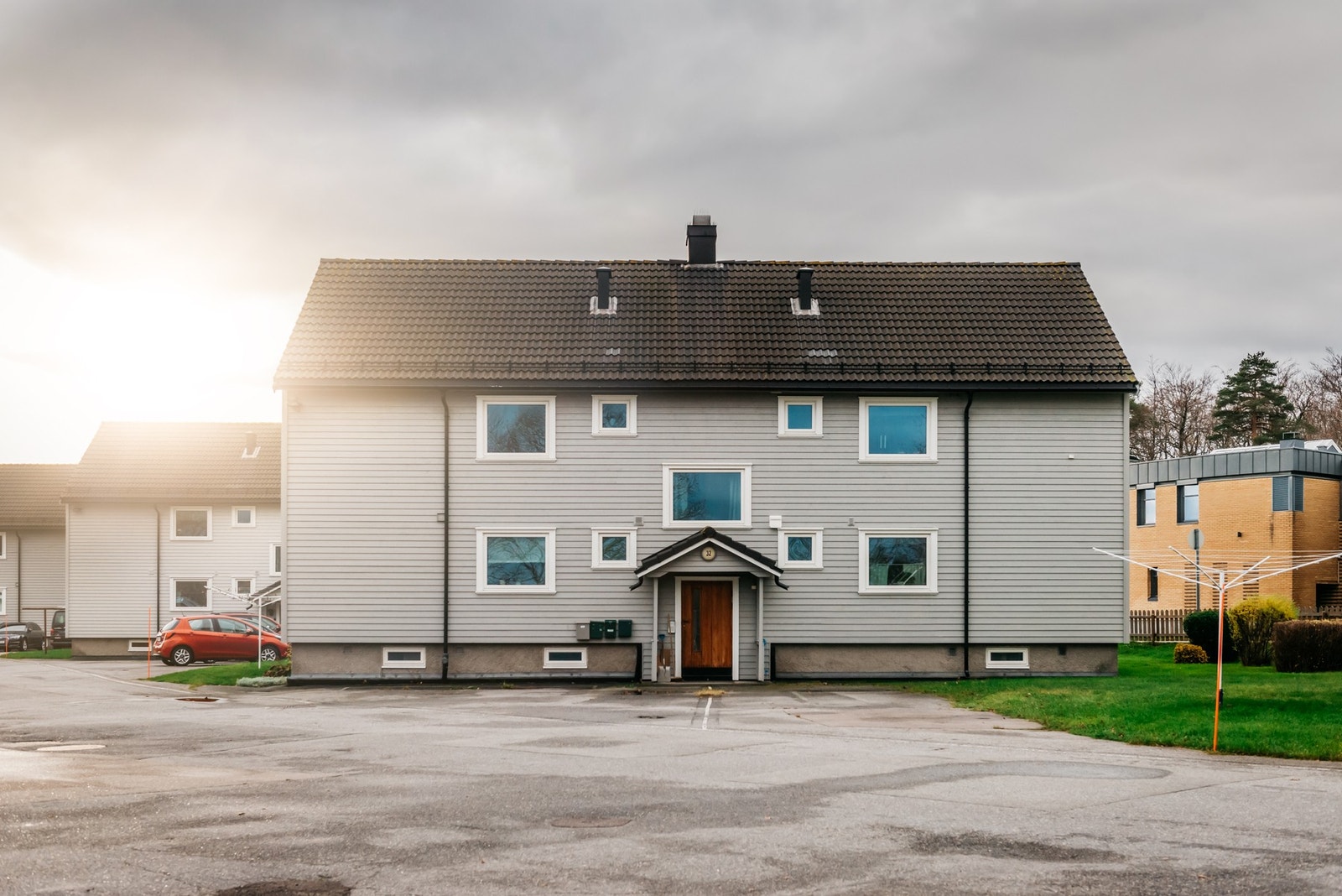 Det er parkering til alle fire leilighetene utenfor døren. Galleribilde