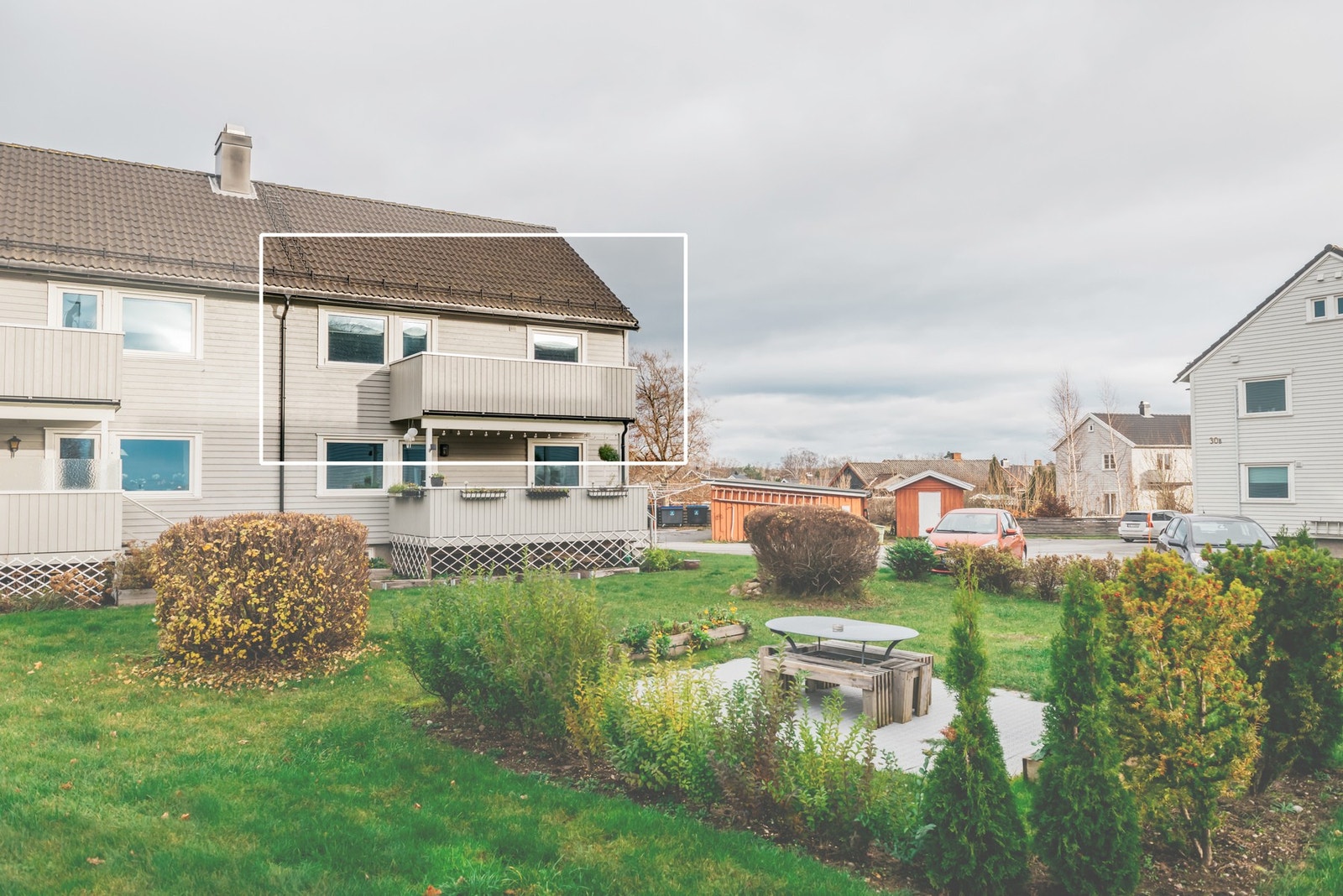 Leiligheten ligger i 2.etg og det er trivelige fellesområder utenfor døren. Galleribilde