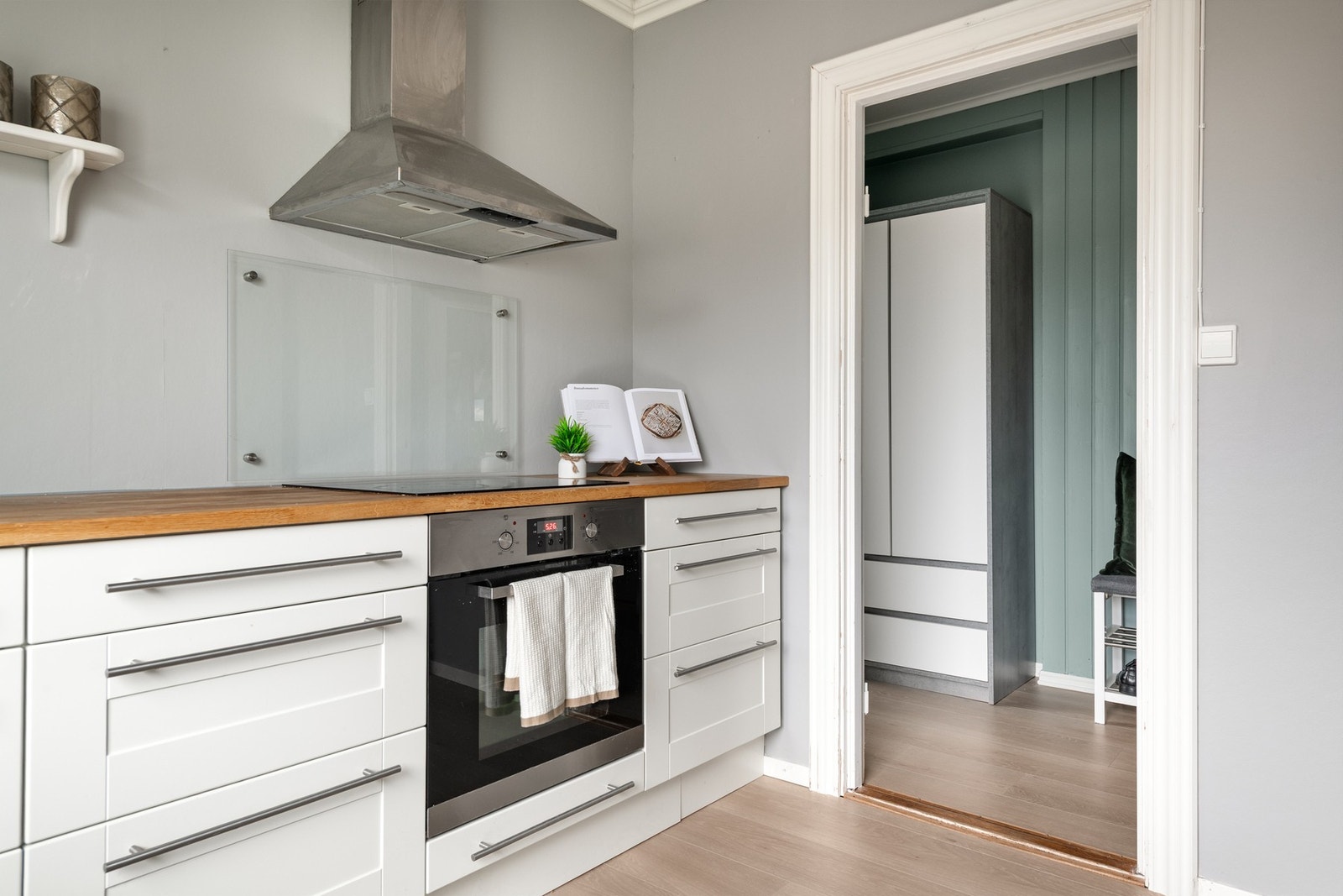 På kjøkken er det integrerte hvitevarer som platetopp, stekeovn og oppvaskmaskin. Galleribilde