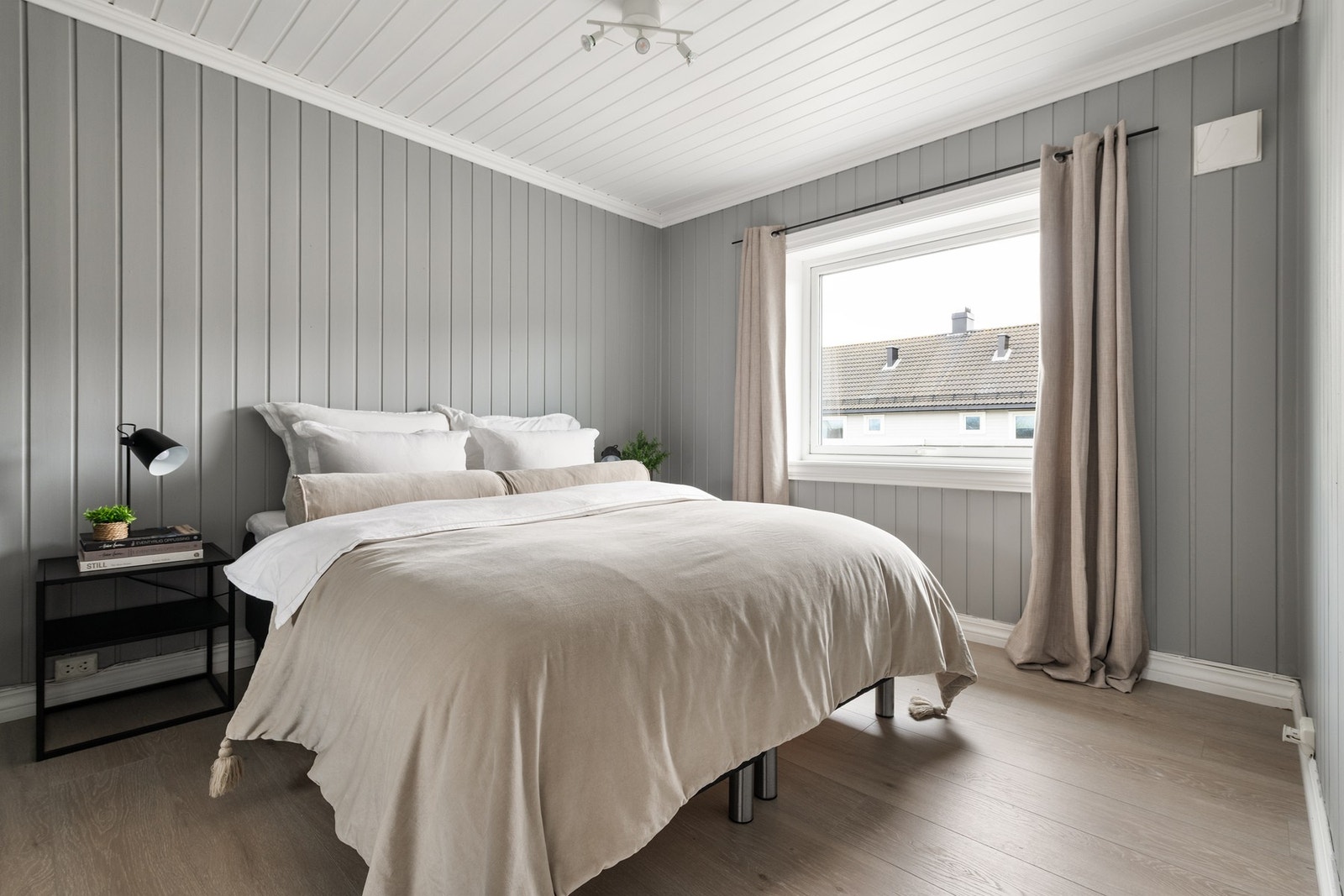 Det er to gode soverom i boligen. Hovedsoverommet har god plass til dobbeltseng og garderobe. Galleribilde