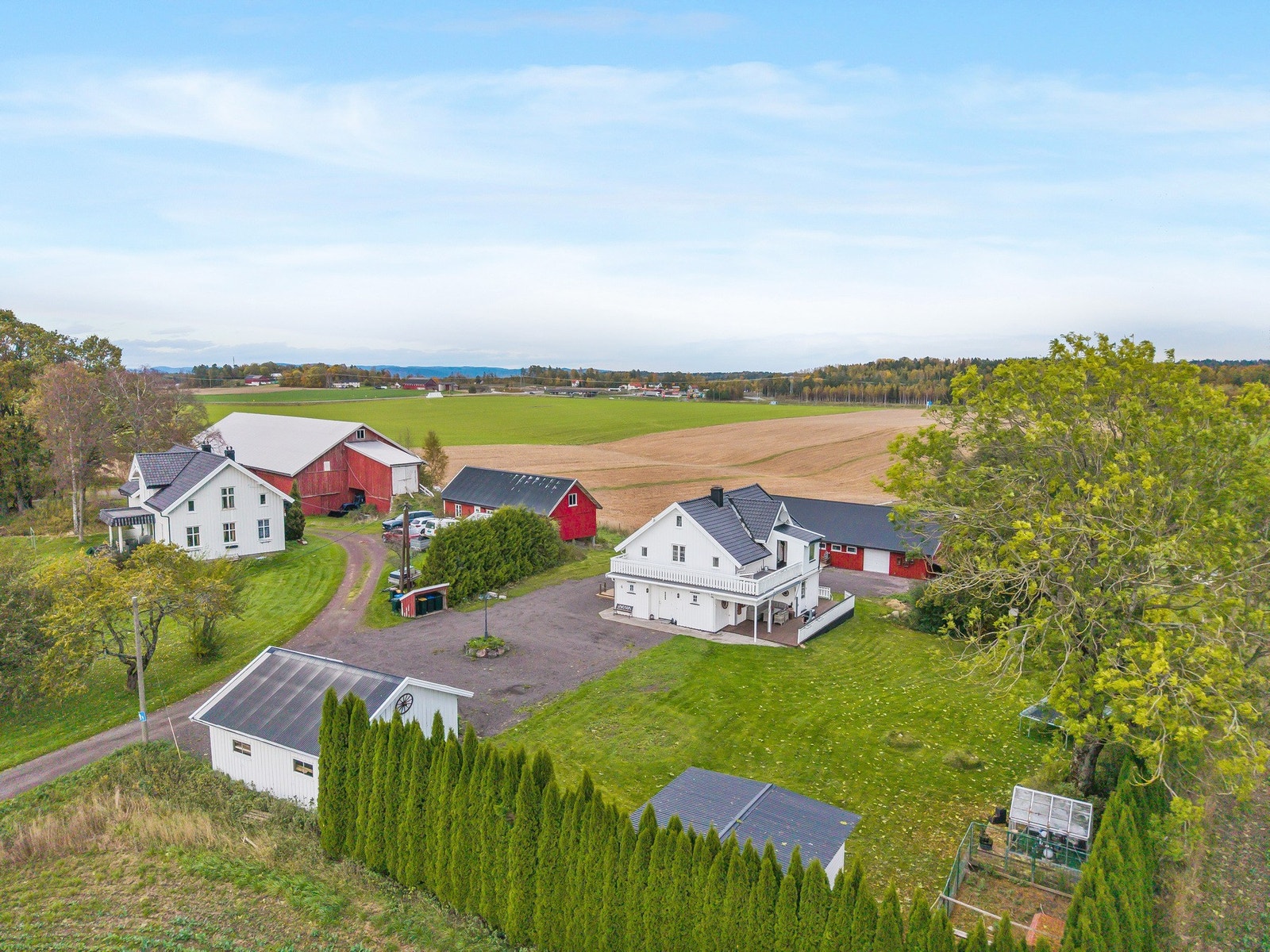 Her får man en stor enebolig, dobbelgarasje, anneks og en innholdsrik stall Galleribilde