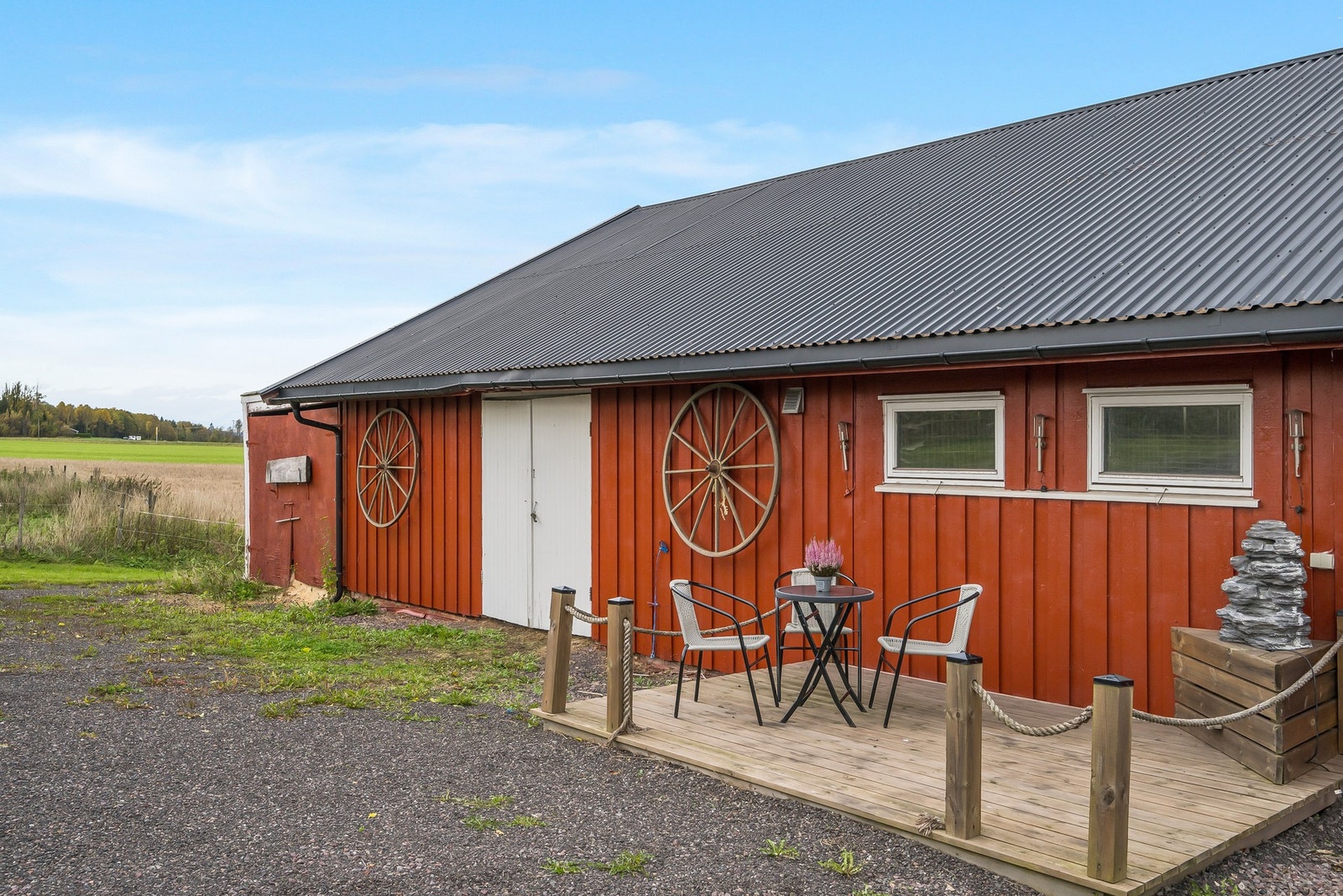 Her har men 5 bokser, verksted, slakterom og vaskebås i 1. etasje Galleribilde